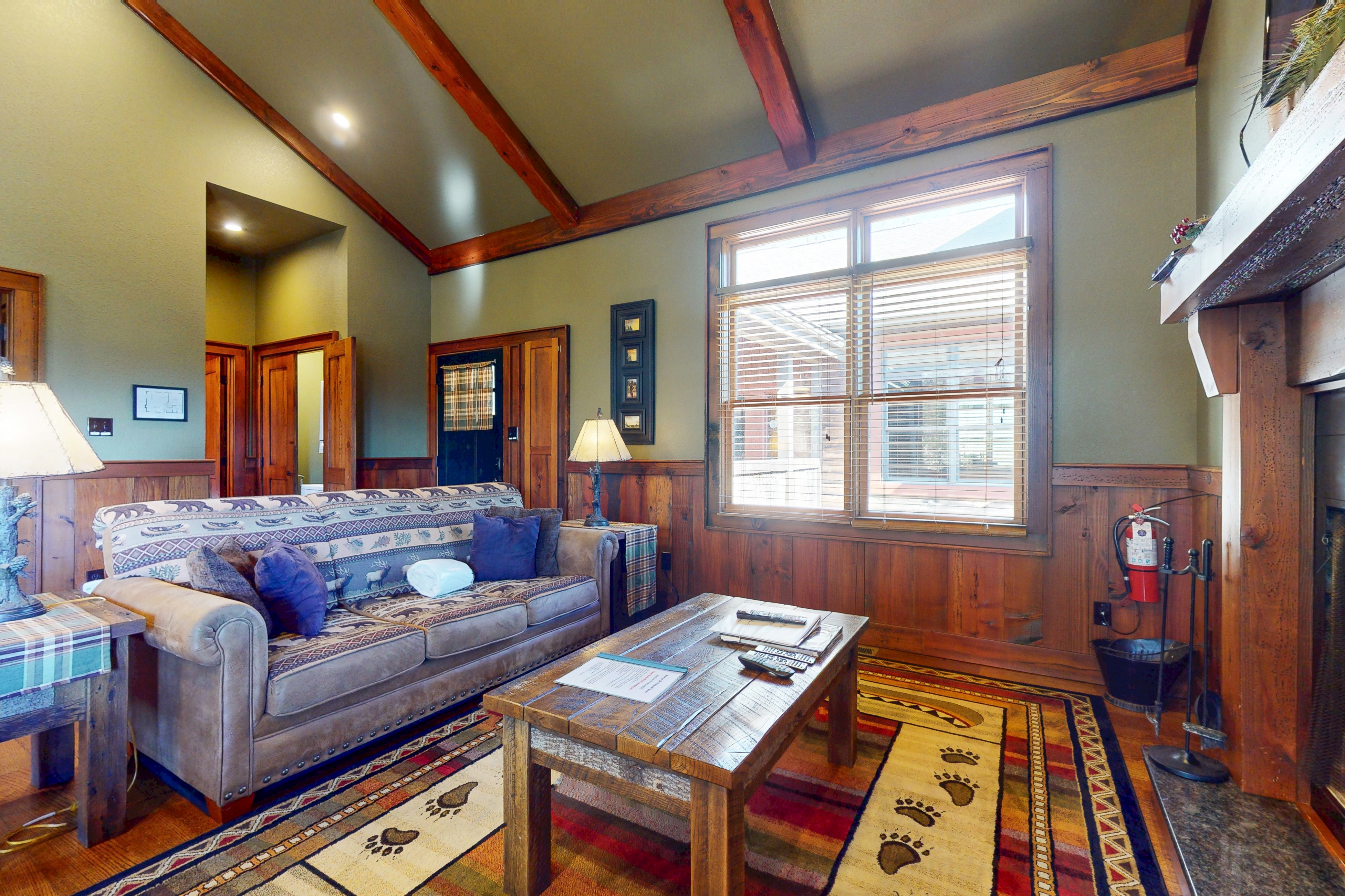 Inviting Cabin, Sleeps 4・Hot Tub・Covered Deck