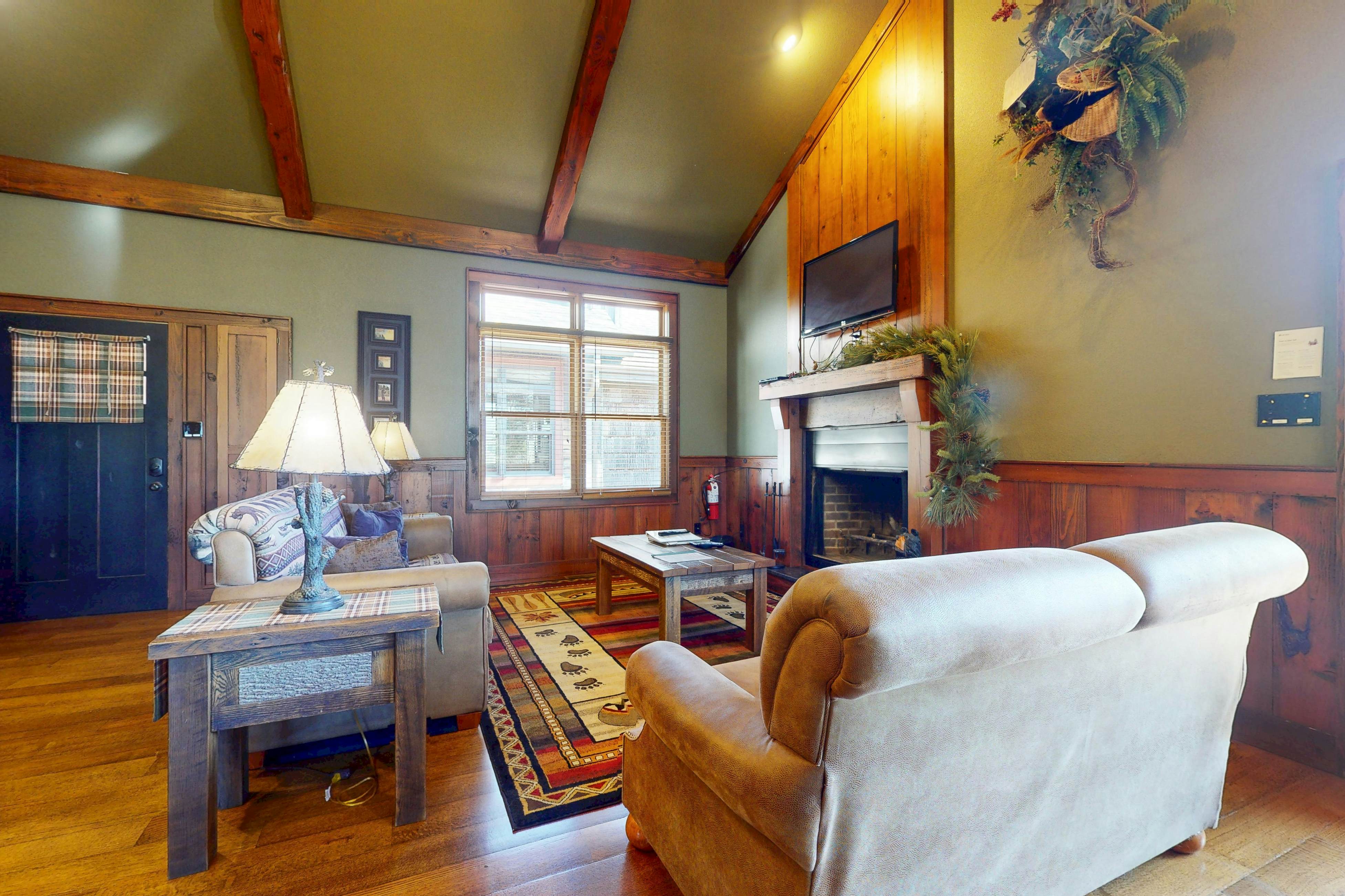 Inviting Cabin, Sleeps 4・Hot Tub・Covered Deck