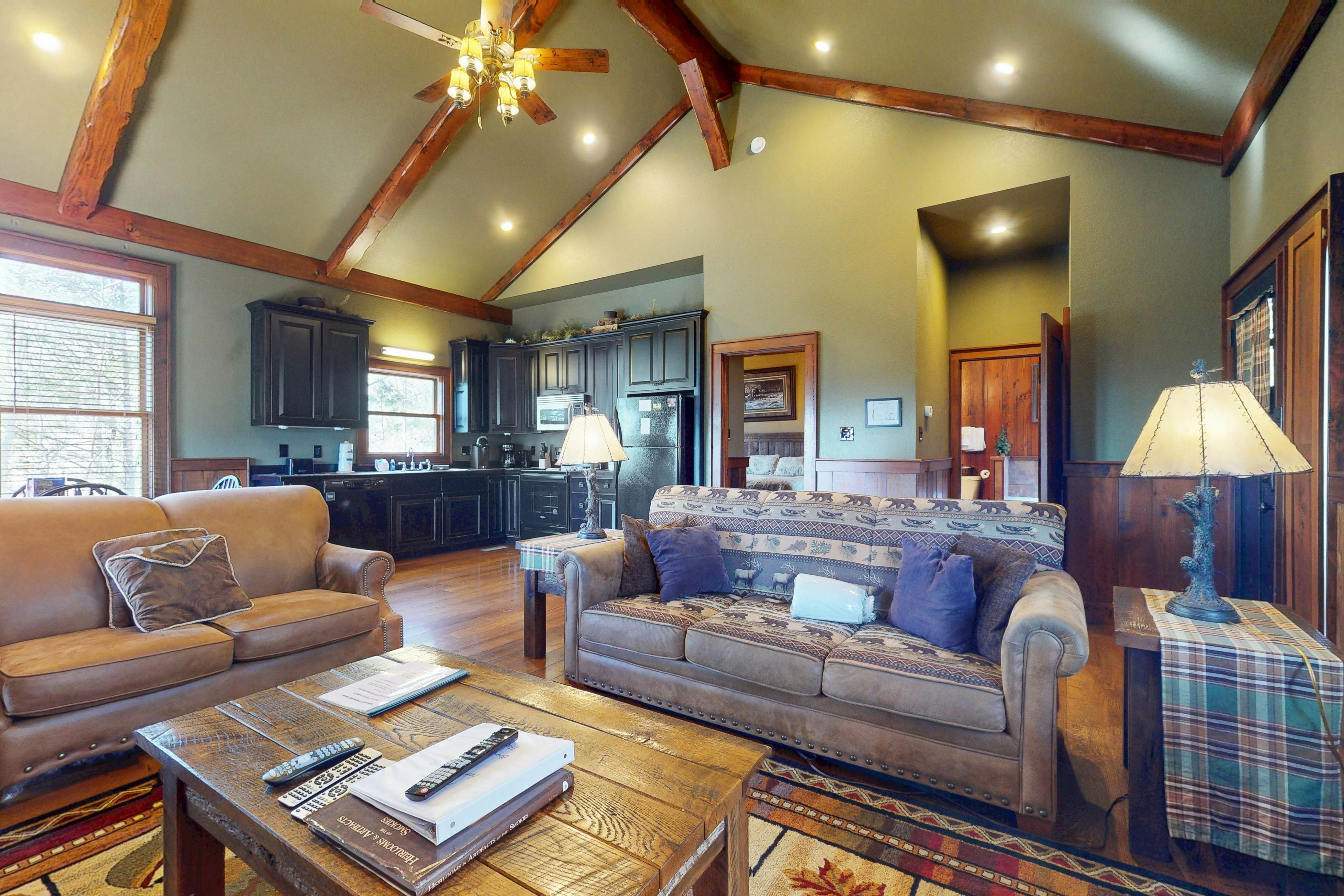 Inviting Cabin, Sleeps 4・Hot Tub・Covered Deck