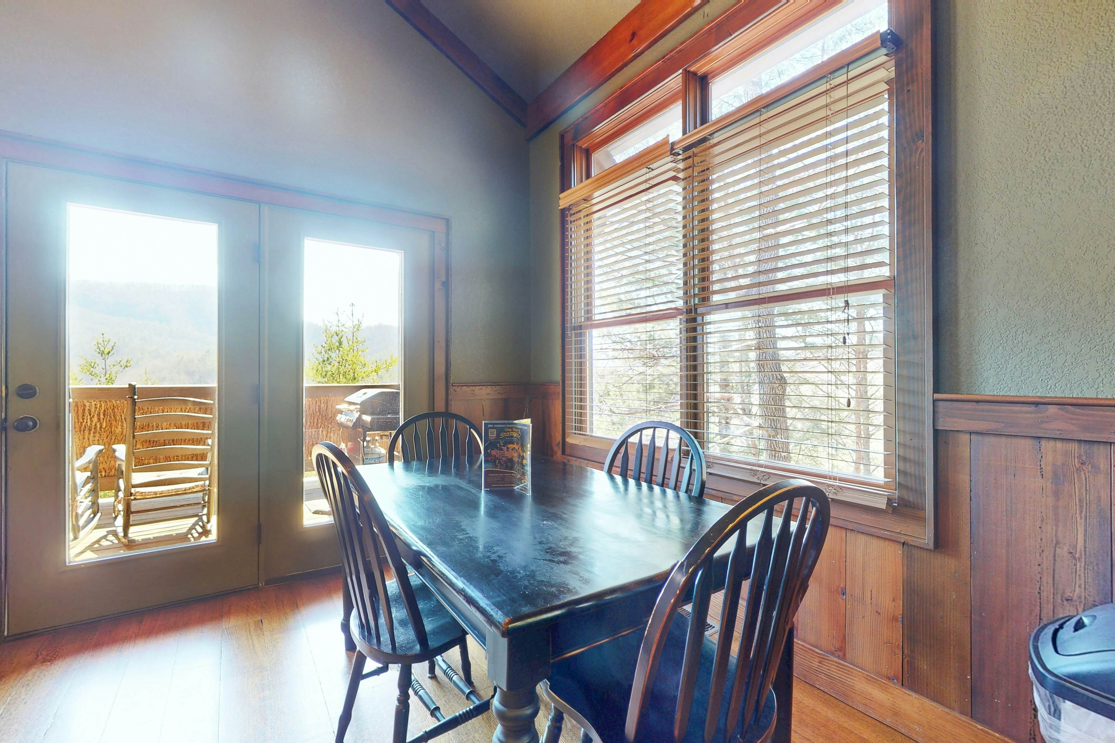 Inviting Cabin, Sleeps 4・Hot Tub・Covered Deck