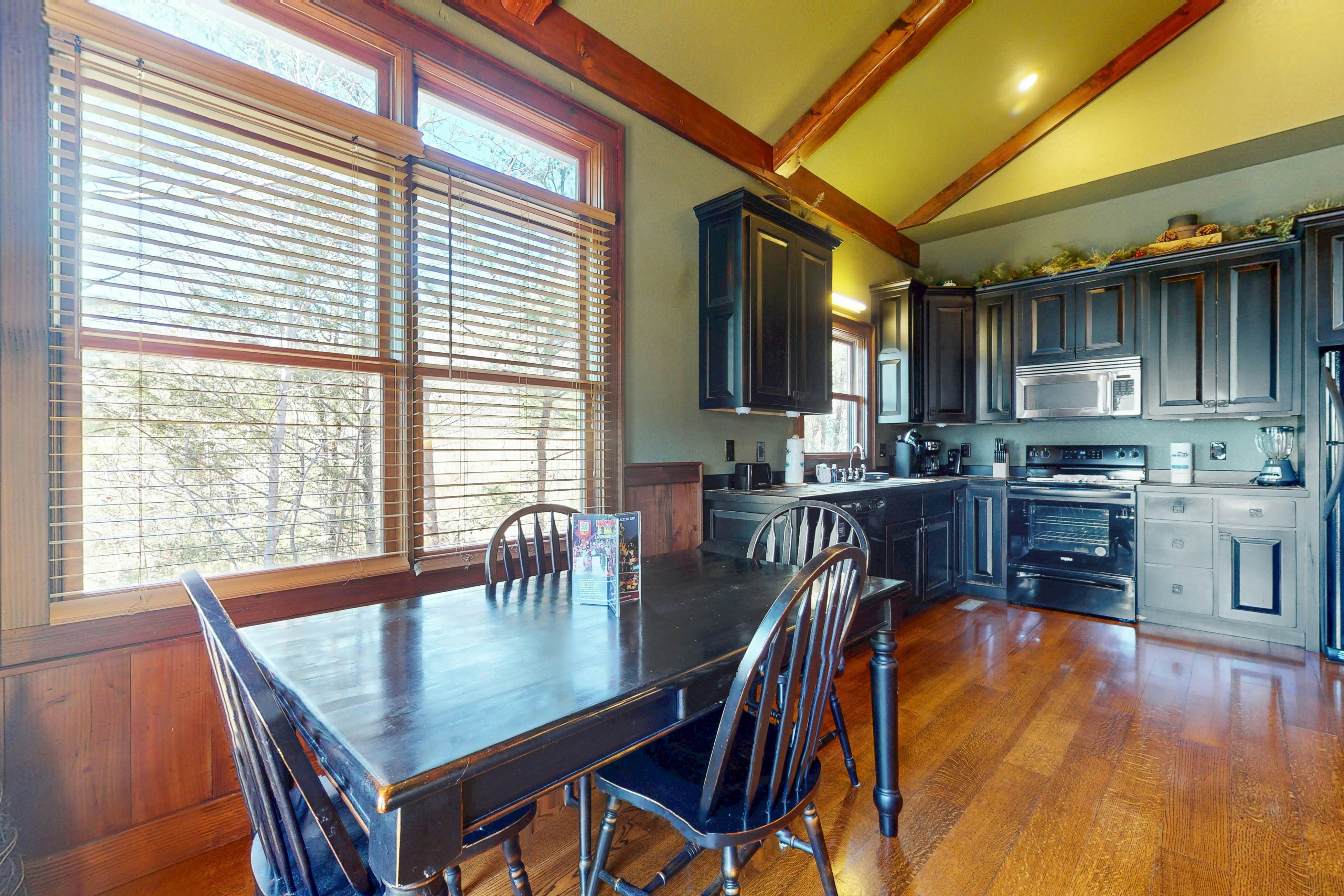 Inviting Cabin, Sleeps 4・Hot Tub・Covered Deck