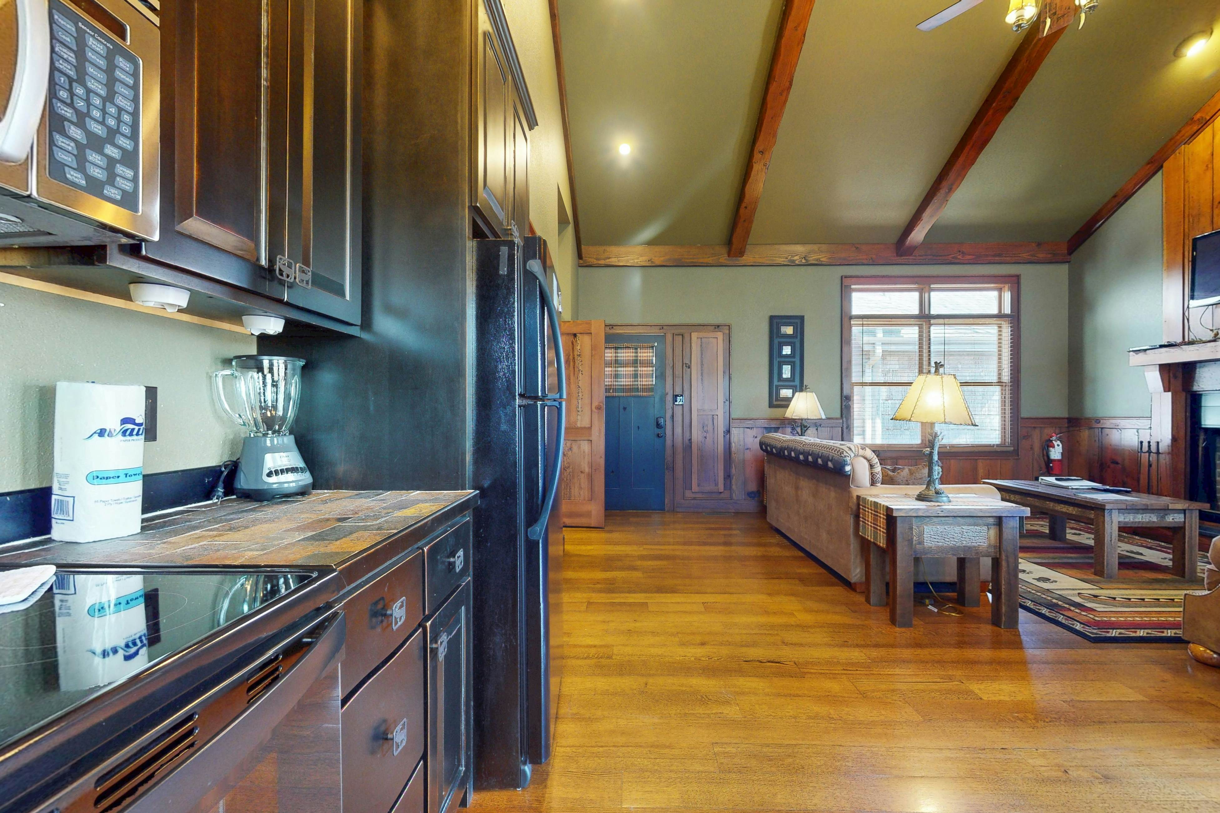 Inviting Cabin, Sleeps 4・Hot Tub・Covered Deck