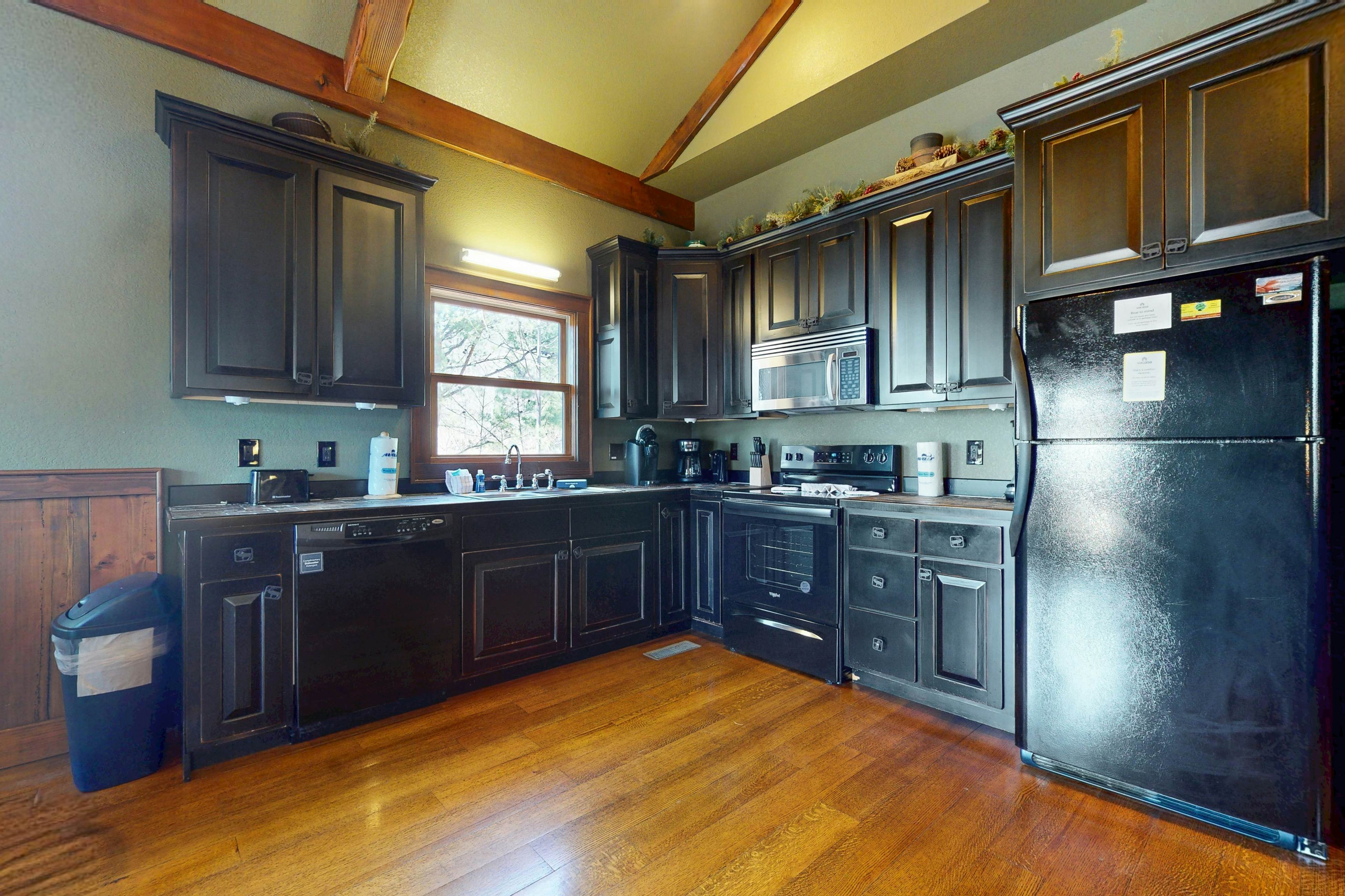 Inviting Cabin, Sleeps 4・Hot Tub・Covered Deck