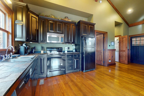 Inviting Cabin, Sleeps 4・Hot Tub・Covered Deck