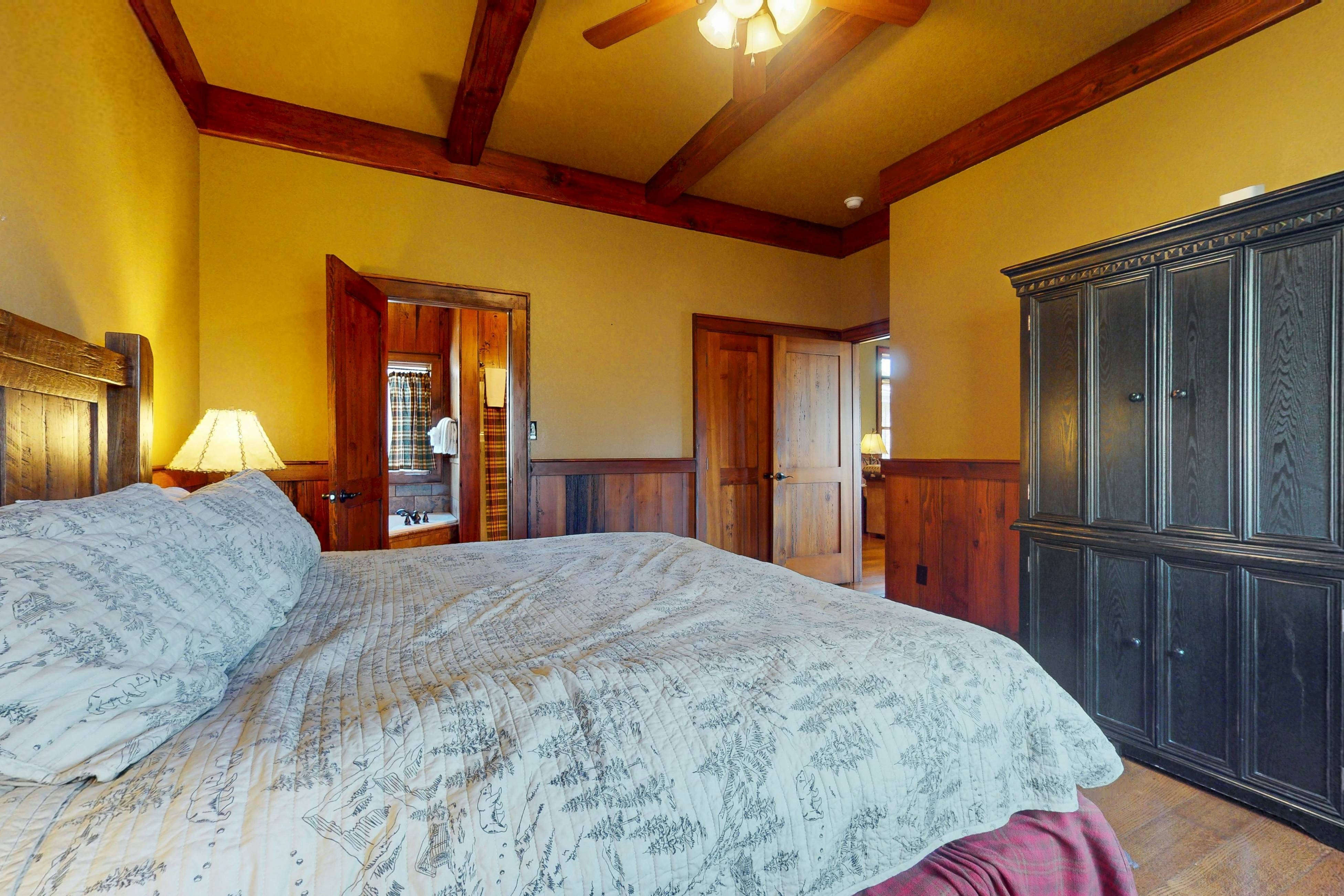 Inviting Cabin, Sleeps 4・Hot Tub・Covered Deck