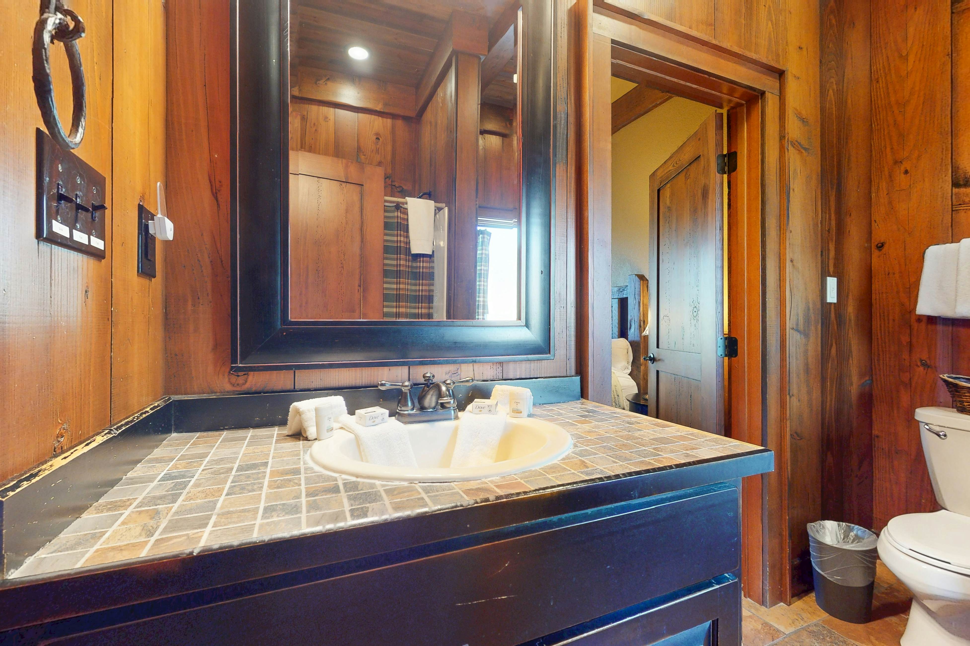 Inviting Cabin, Sleeps 4・Hot Tub・Covered Deck