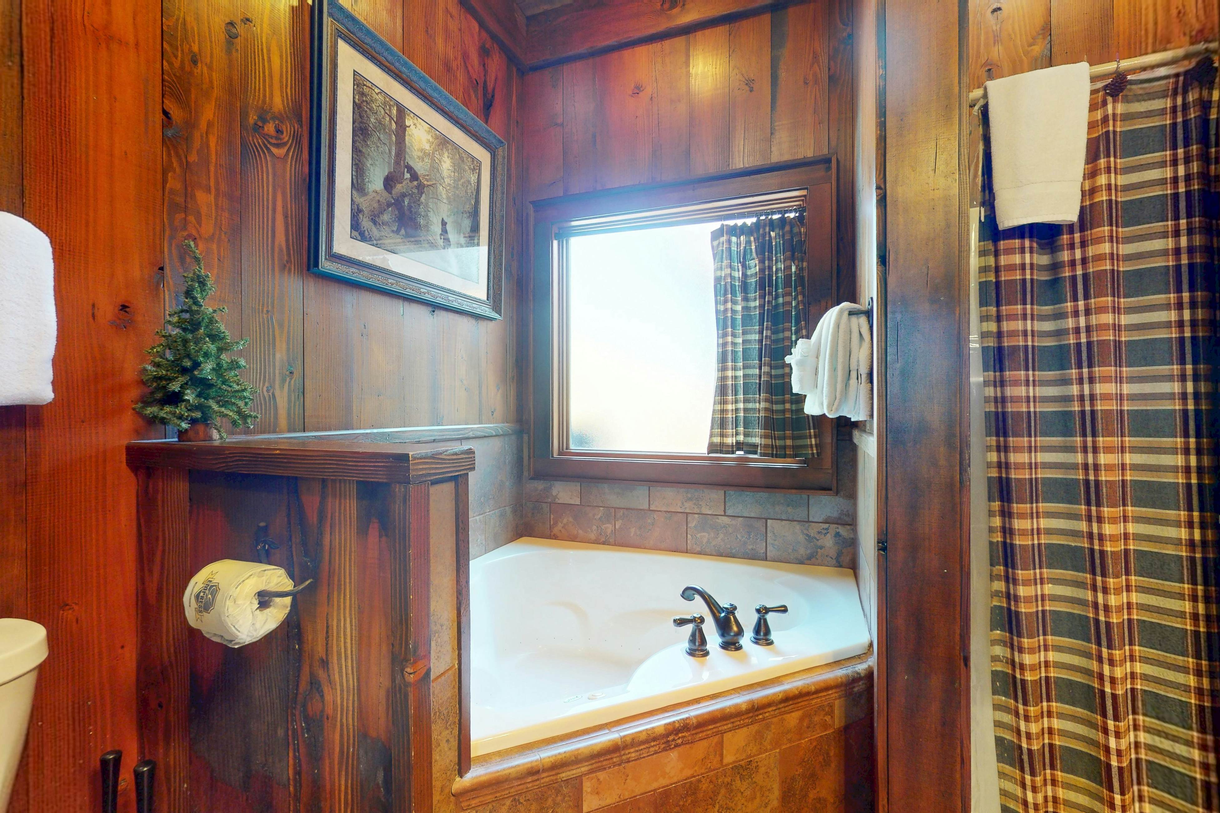 Inviting Cabin, Sleeps 4・Hot Tub・Covered Deck