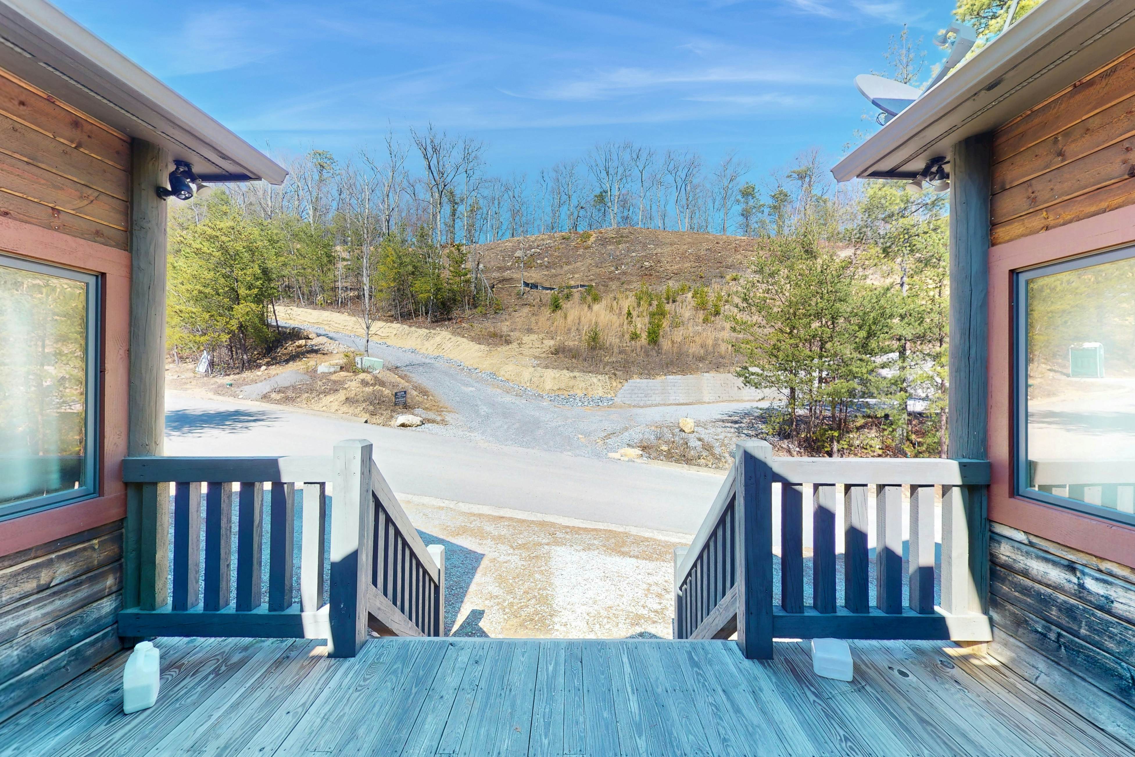Inviting Cabin, Sleeps 4・Hot Tub・Covered Deck