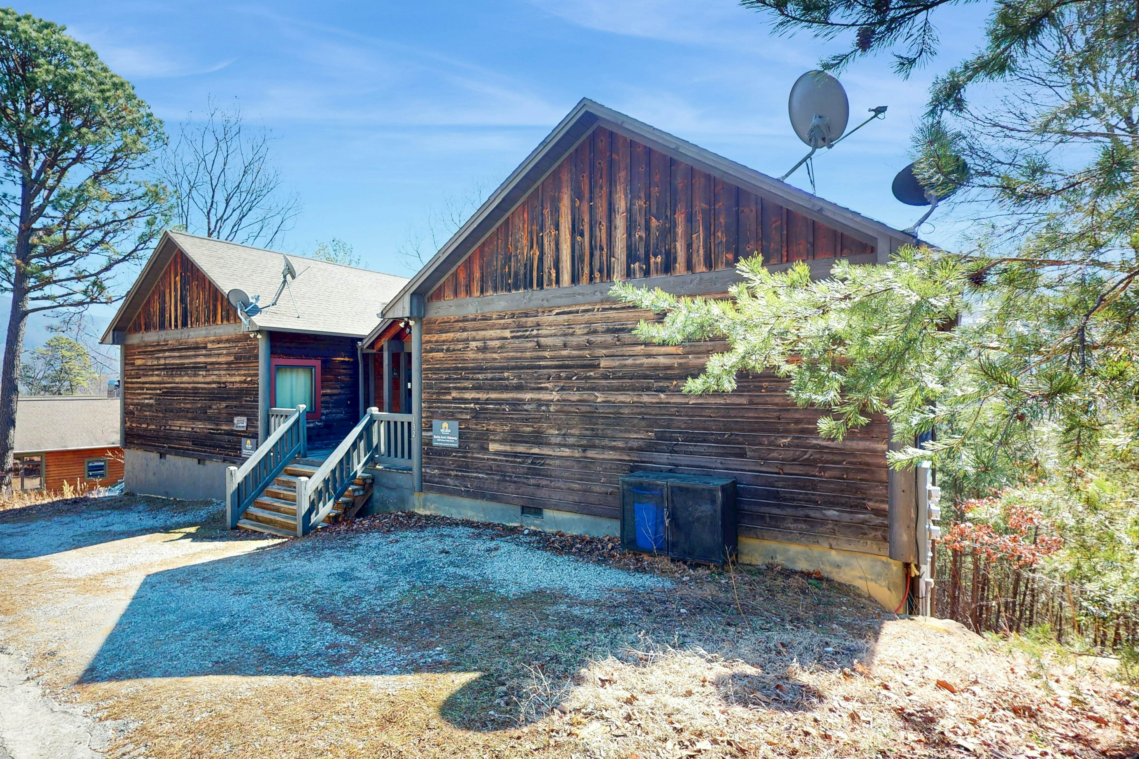 Inviting Cabin, Sleeps 4・Hot Tub・Covered Deck