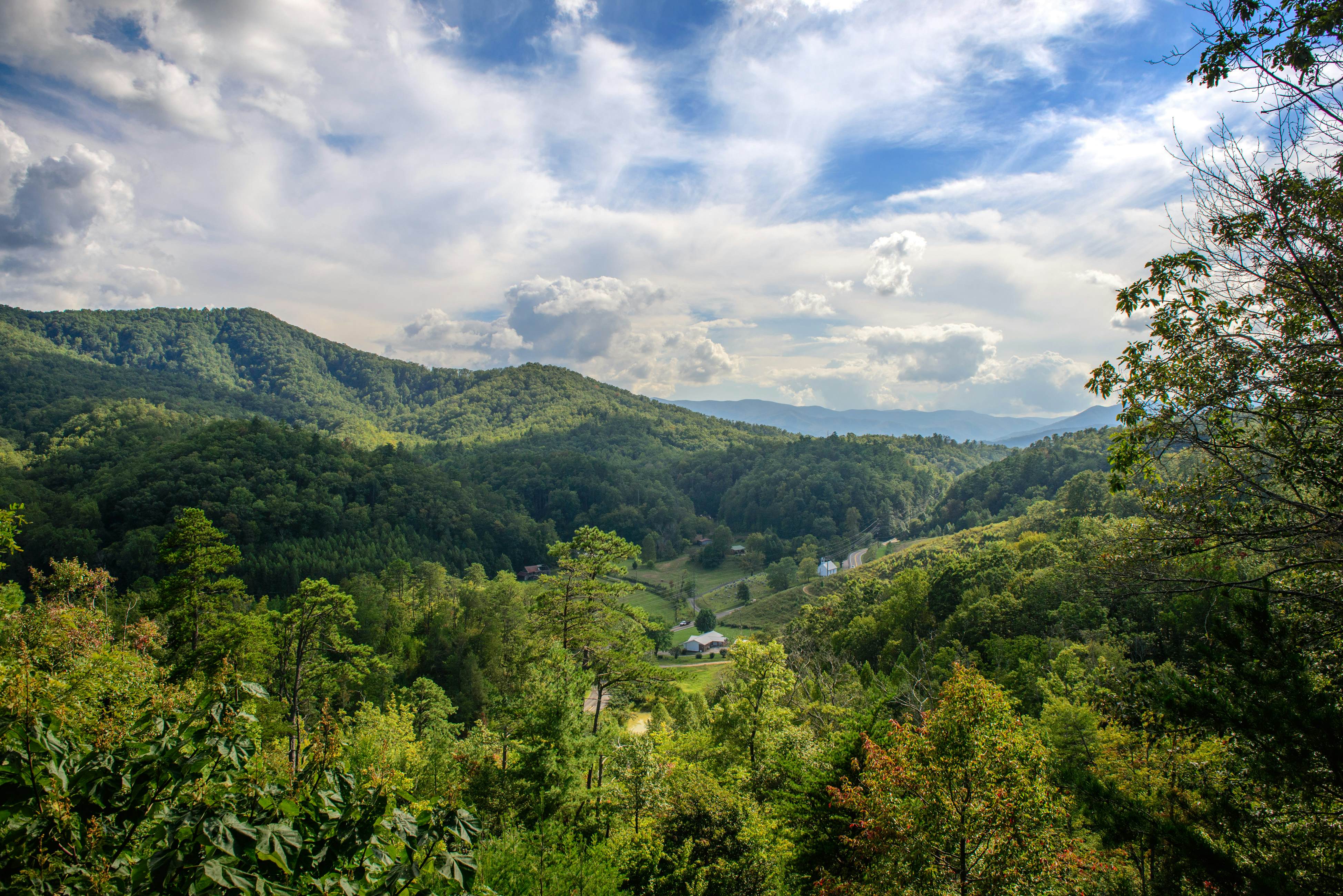 Inviting Cabin, Sleeps 4・Hot Tub・Covered Deck