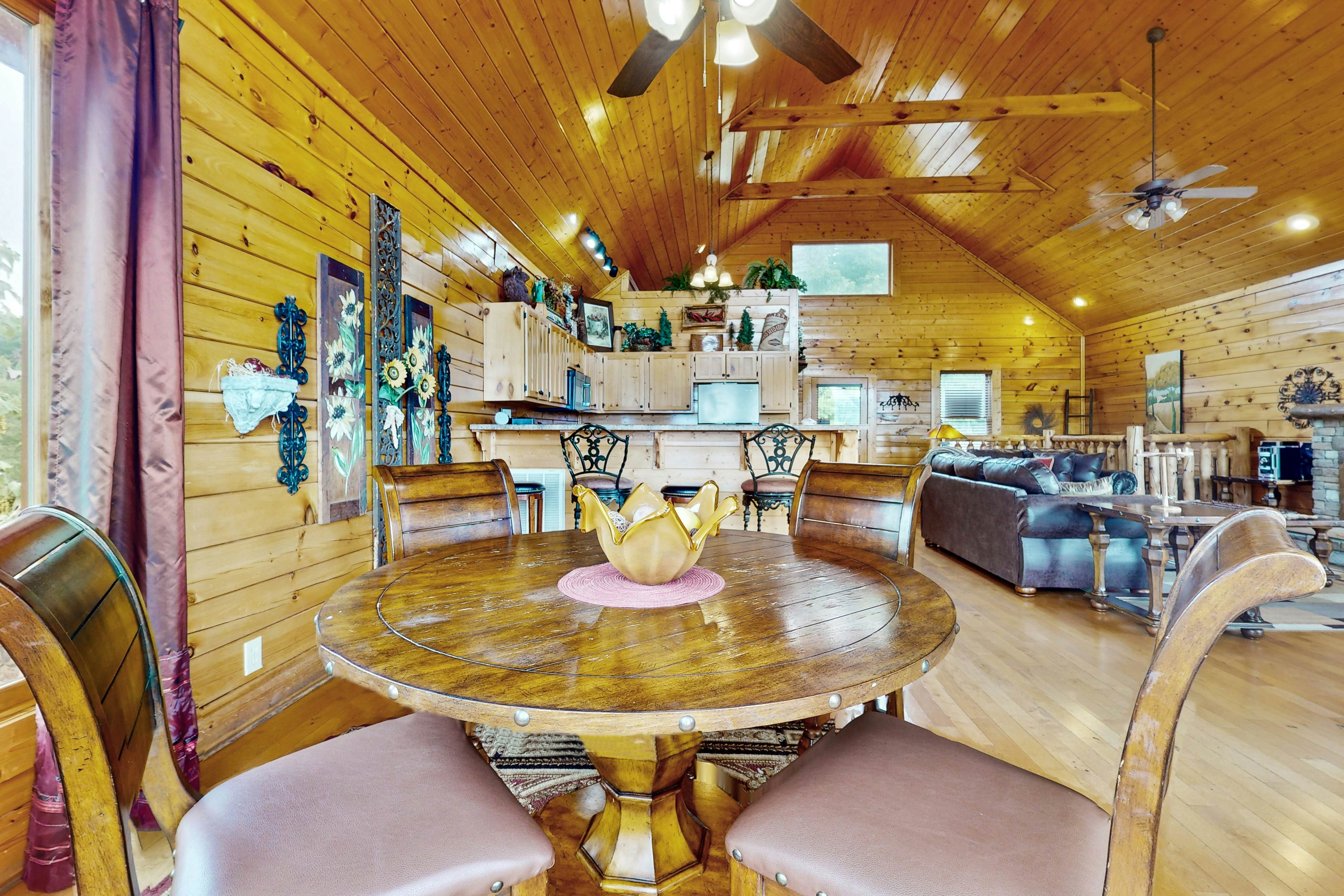 Log cabin w/ private hot tub & amazing mountain views + free attraction tickets