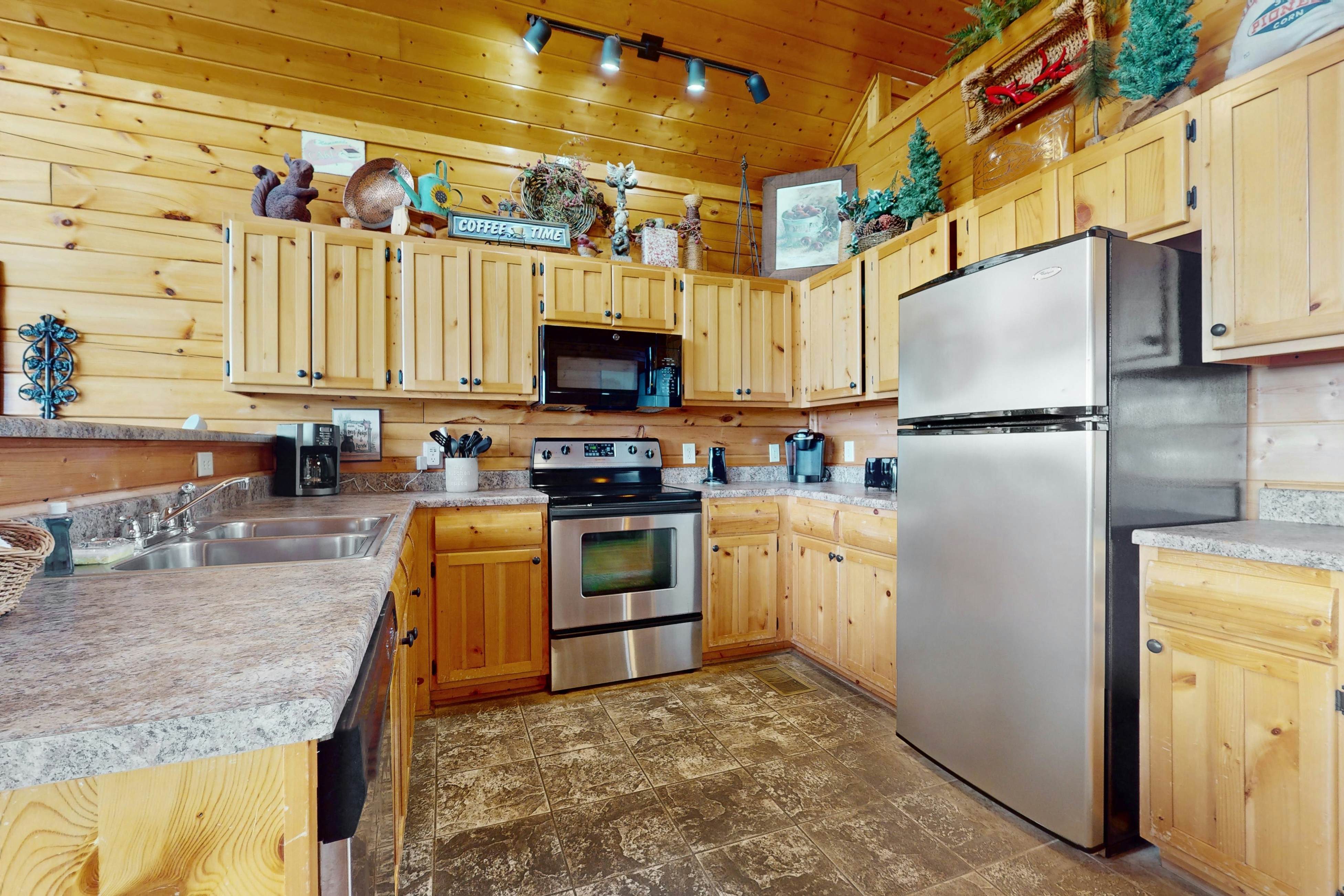 Log cabin w/ private hot tub & amazing mountain views + free attraction tickets