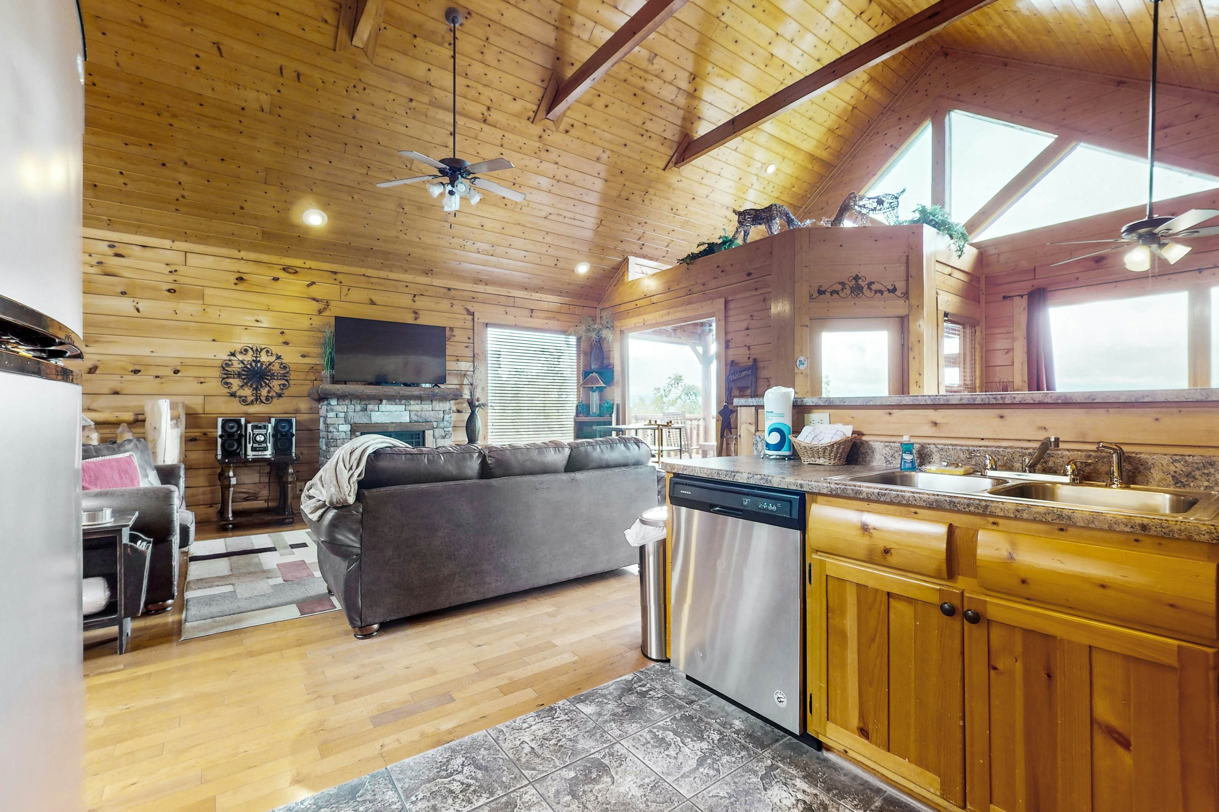 Log cabin w/ private hot tub & amazing mountain views + free attraction tickets