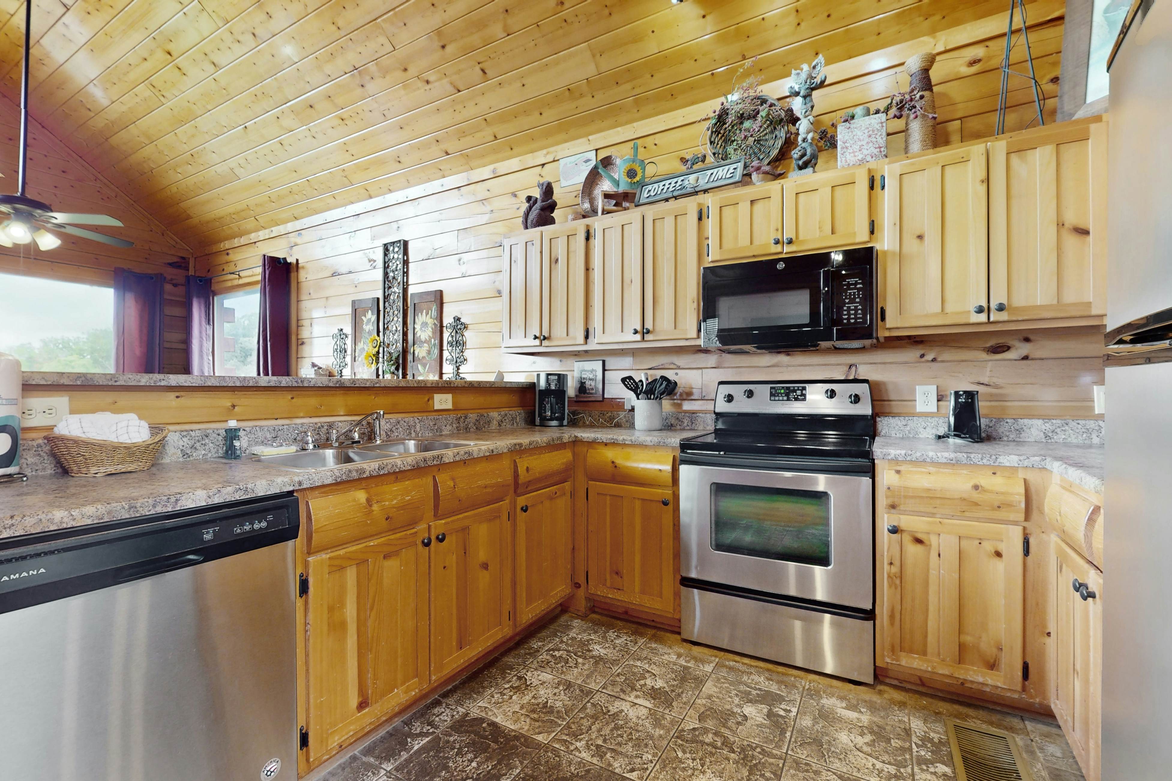 Log cabin w/ private hot tub & amazing mountain views + free attraction tickets