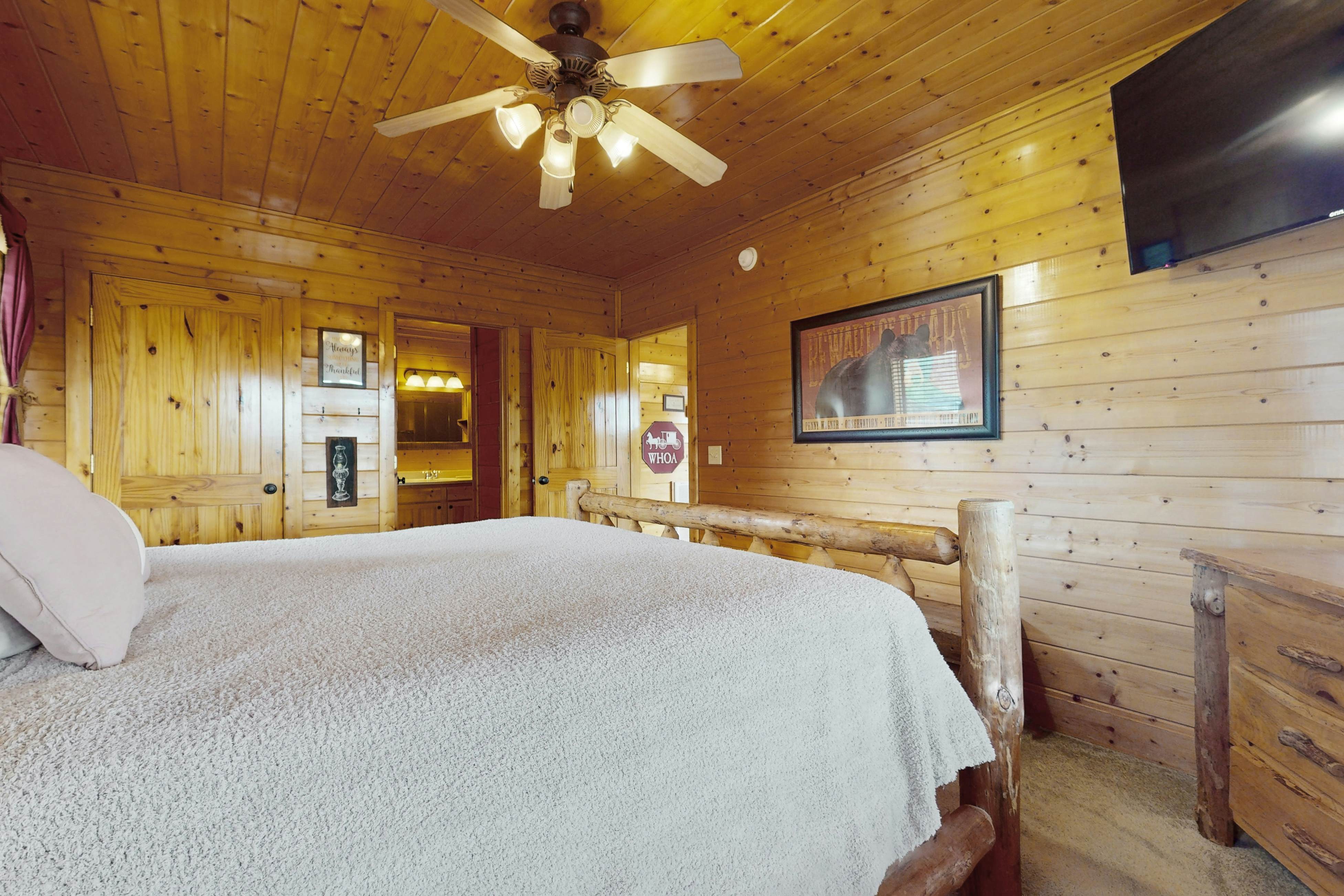 Log cabin w/ private hot tub & amazing mountain views + free attraction tickets