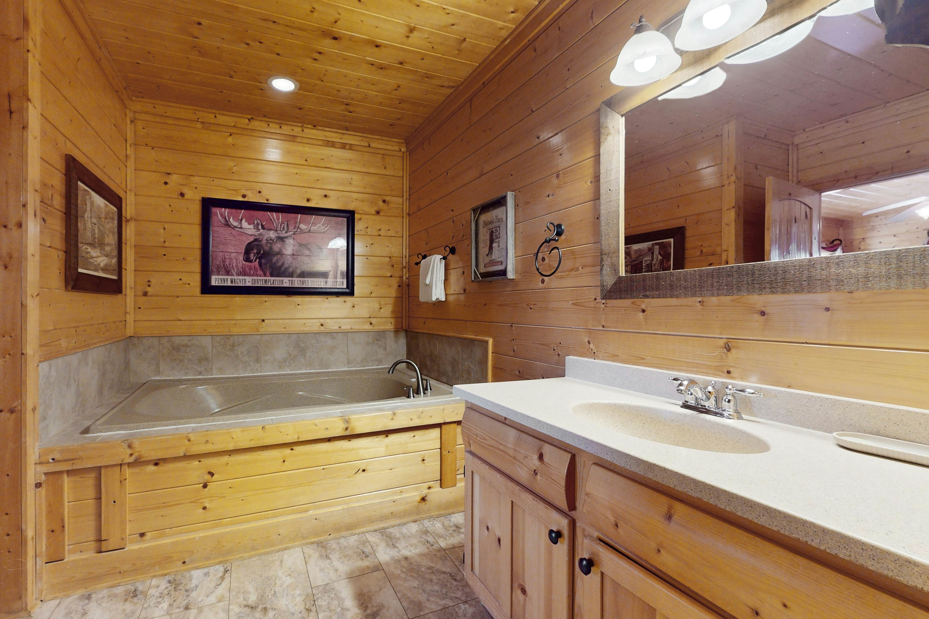 Log cabin w/ private hot tub & amazing mountain views + free attraction tickets