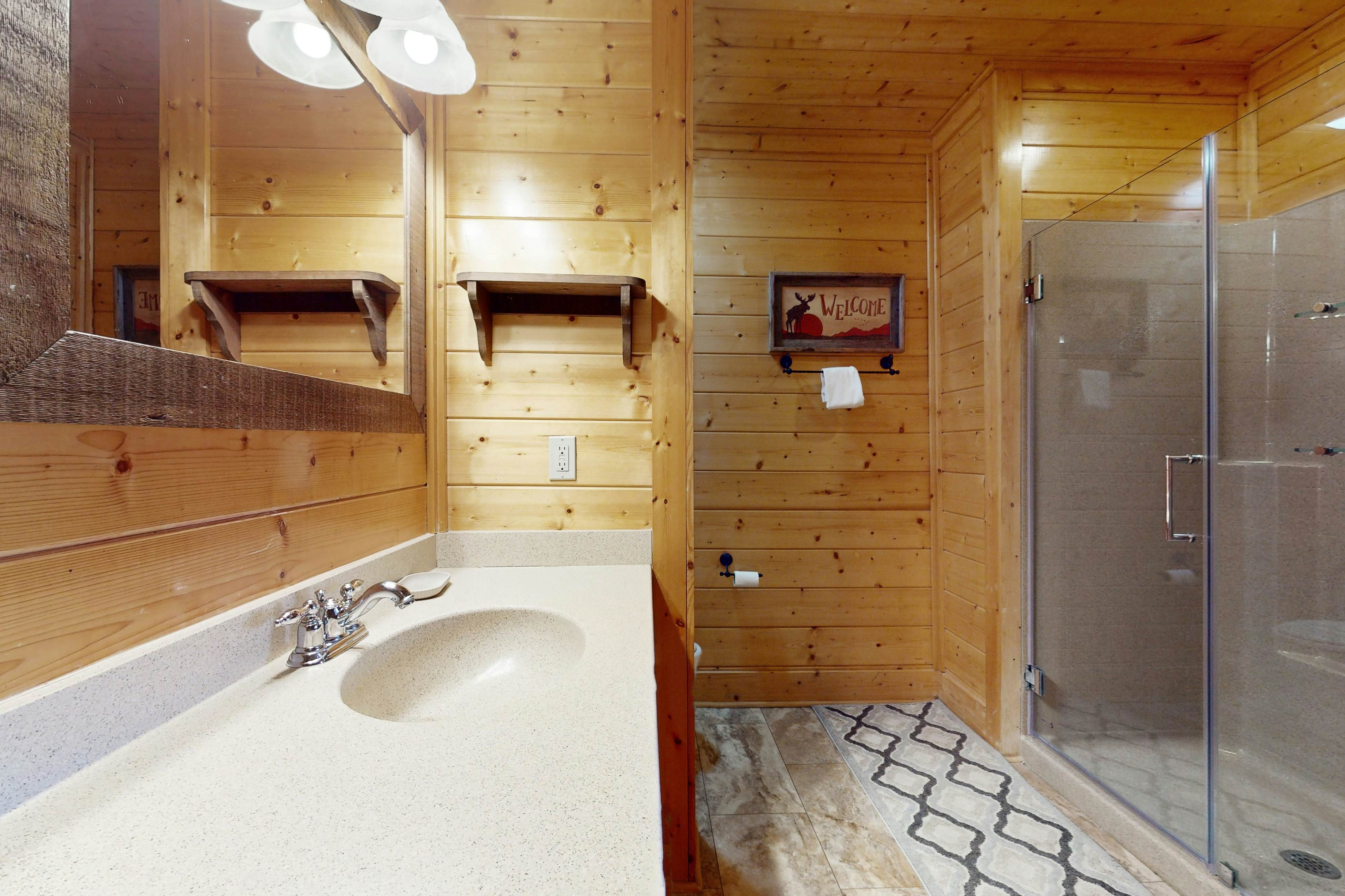 Log cabin w/ private hot tub & amazing mountain views + free attraction tickets