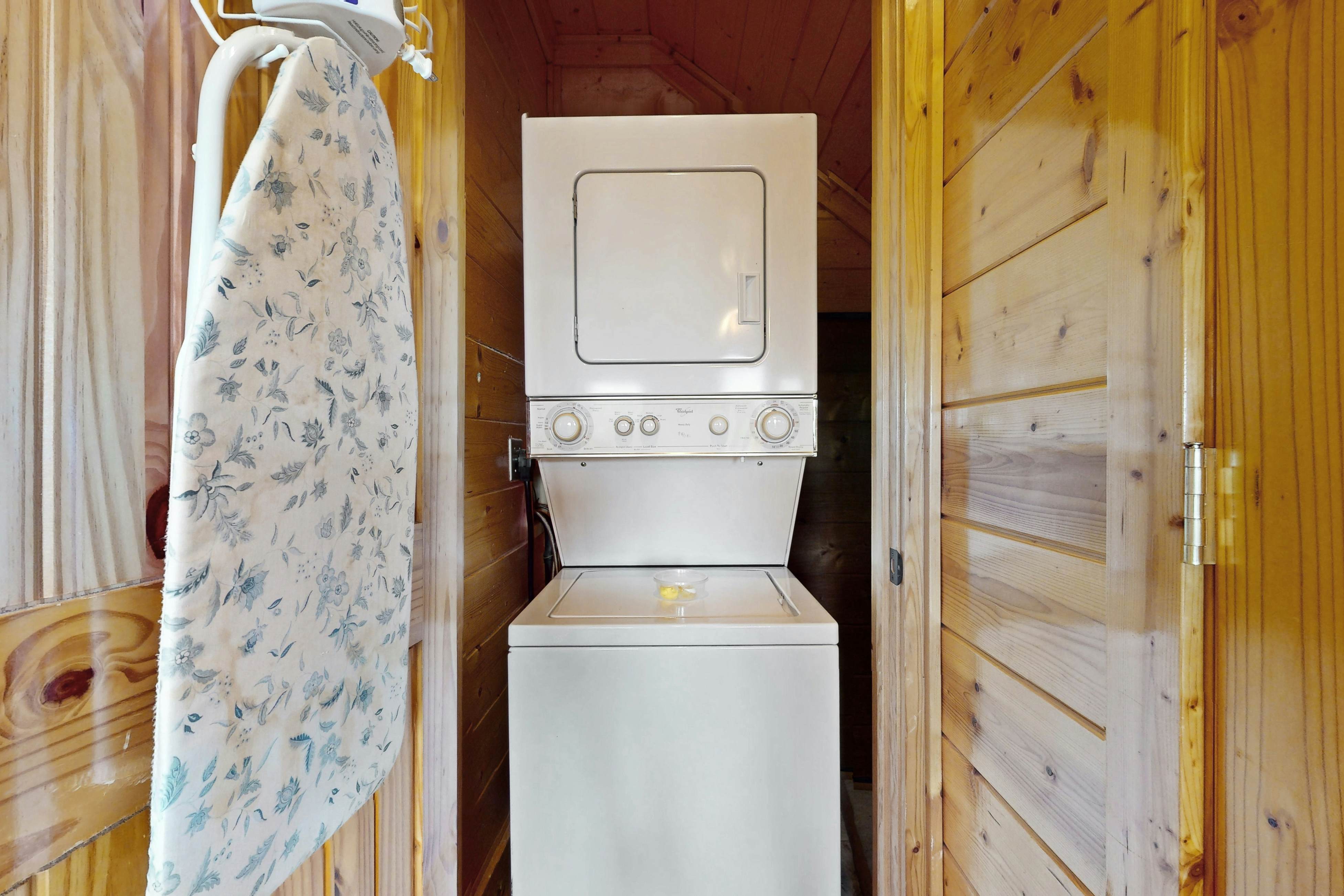 Log cabin w/ private hot tub & amazing mountain views + free attraction tickets