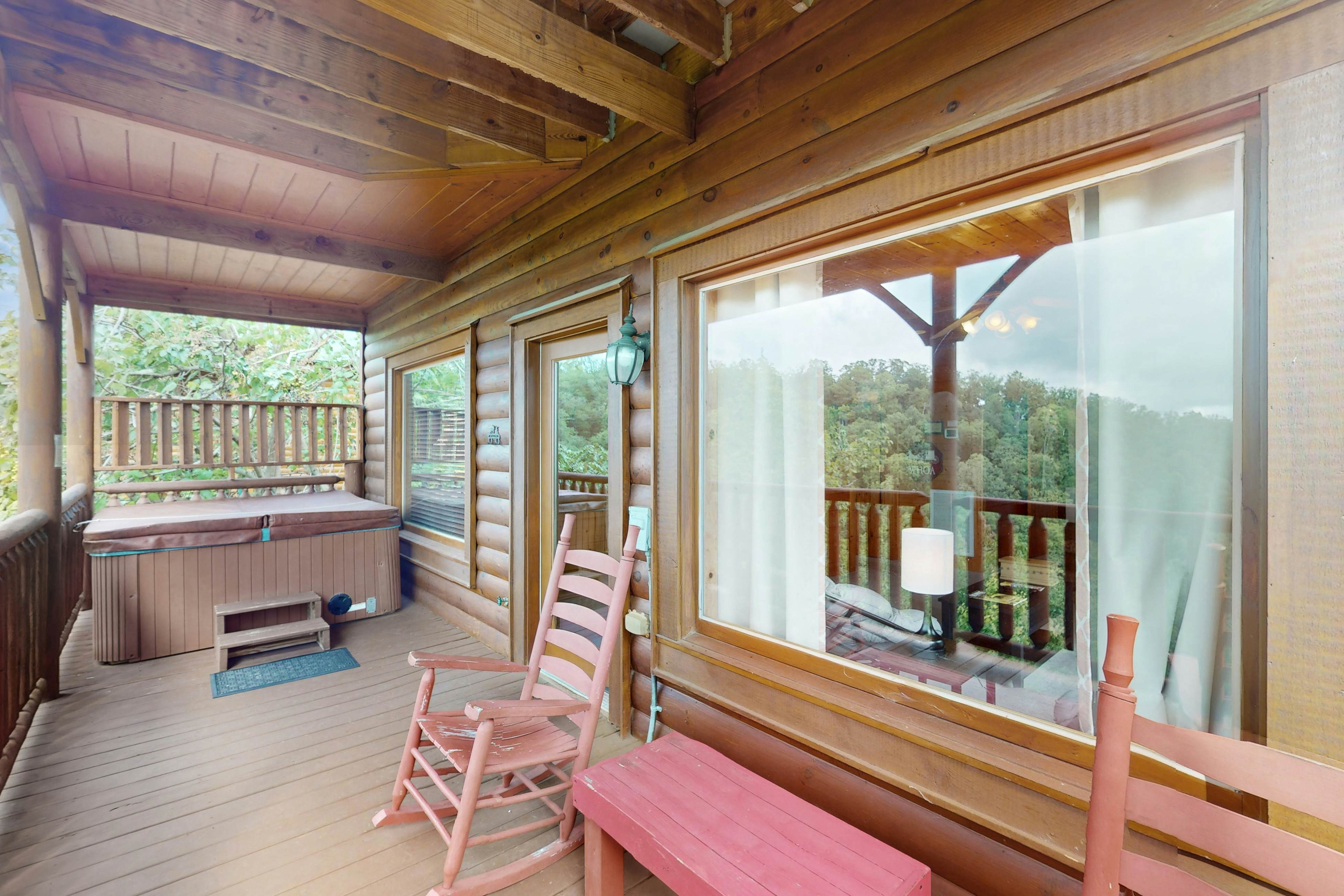 Log cabin w/ private hot tub & amazing mountain views + free attraction tickets