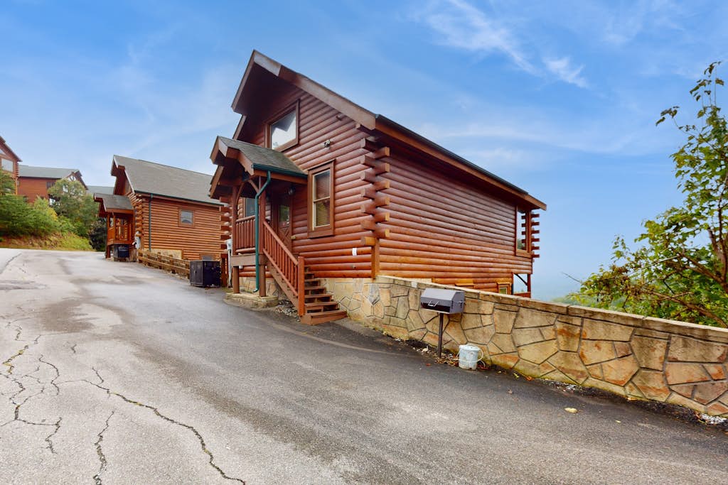 🏞️ 𝗟𝗲𝗴𝗮𝗰𝘆 𝗠𝗼𝘂𝗻𝘁𝗮𝗶𝗻 𝗥𝗲𝘀𝗼𝗿𝘁 - 𝗛𝗶𝗹𝗹𝗯𝗶𝗹𝗹𝘆 𝗛𝗶𝗴𝗵𝗿𝗶𝘀𝗲
Cozy Smoky Mountain log cabin in Sevierville, near Pigeon Forge. Enjoy mountain views and a private hot tub on a furnished deck. Inside features flat-screen TVs, cable, DVD players, and a 75” media room. Guests also enjoy resort amenities: seasonal pool, sauna, steam room, and fitness center. Only 7 miles to Pigeon Forge and a short drive to Dollywood, shopping, dining, and Gatlinburg attractions.