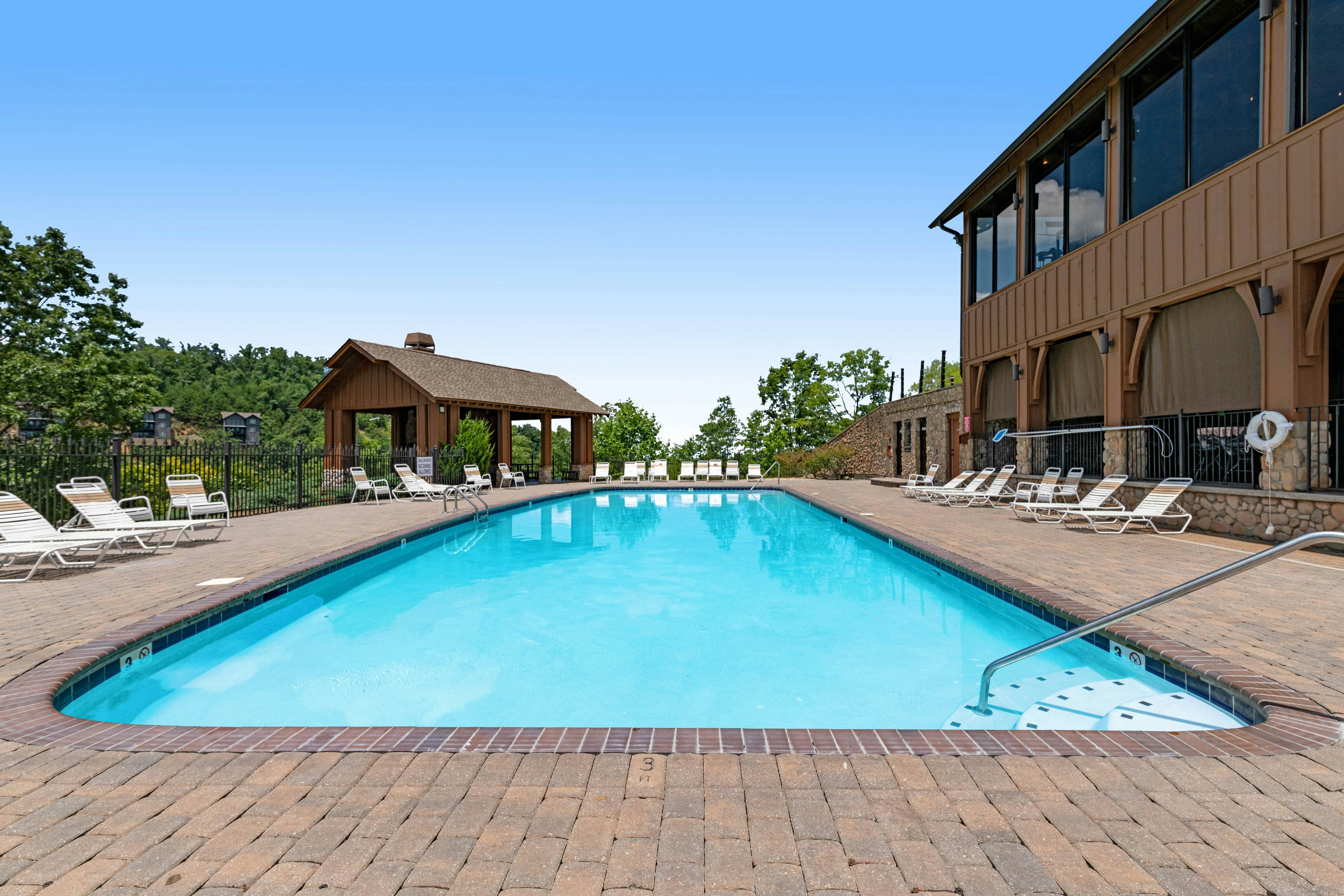 Log cabin w/ private hot tub & amazing mountain views + free attraction tickets