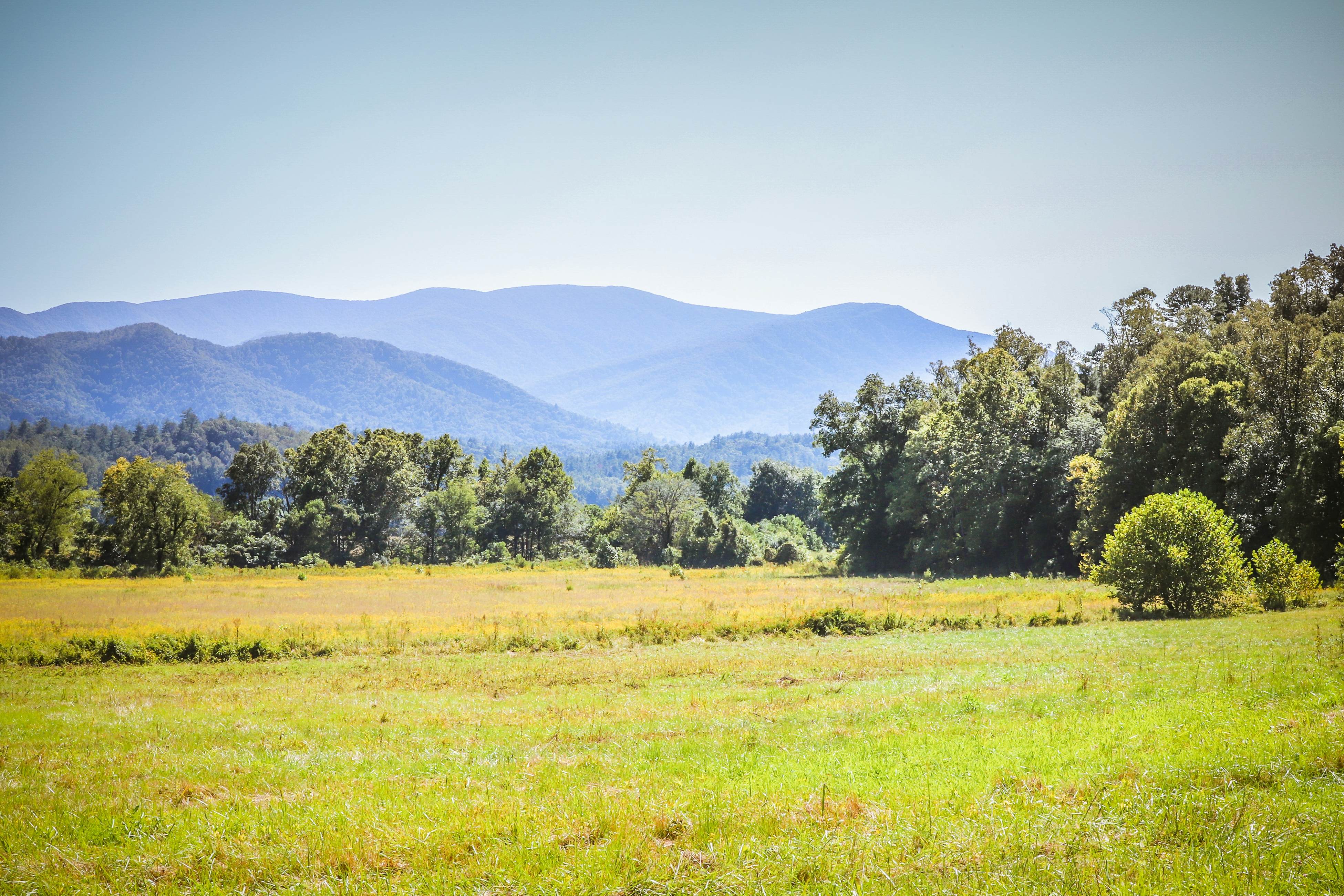 Log cabin w/ private hot tub & amazing mountain views + free attraction tickets