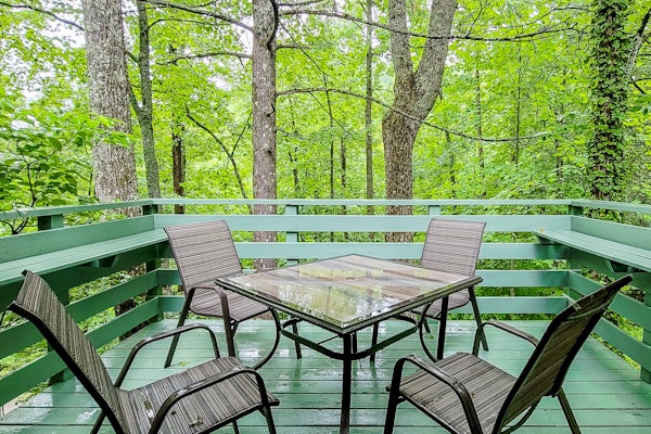 Charming Serene Mtn Hideaway, Sleeps 4・Deck