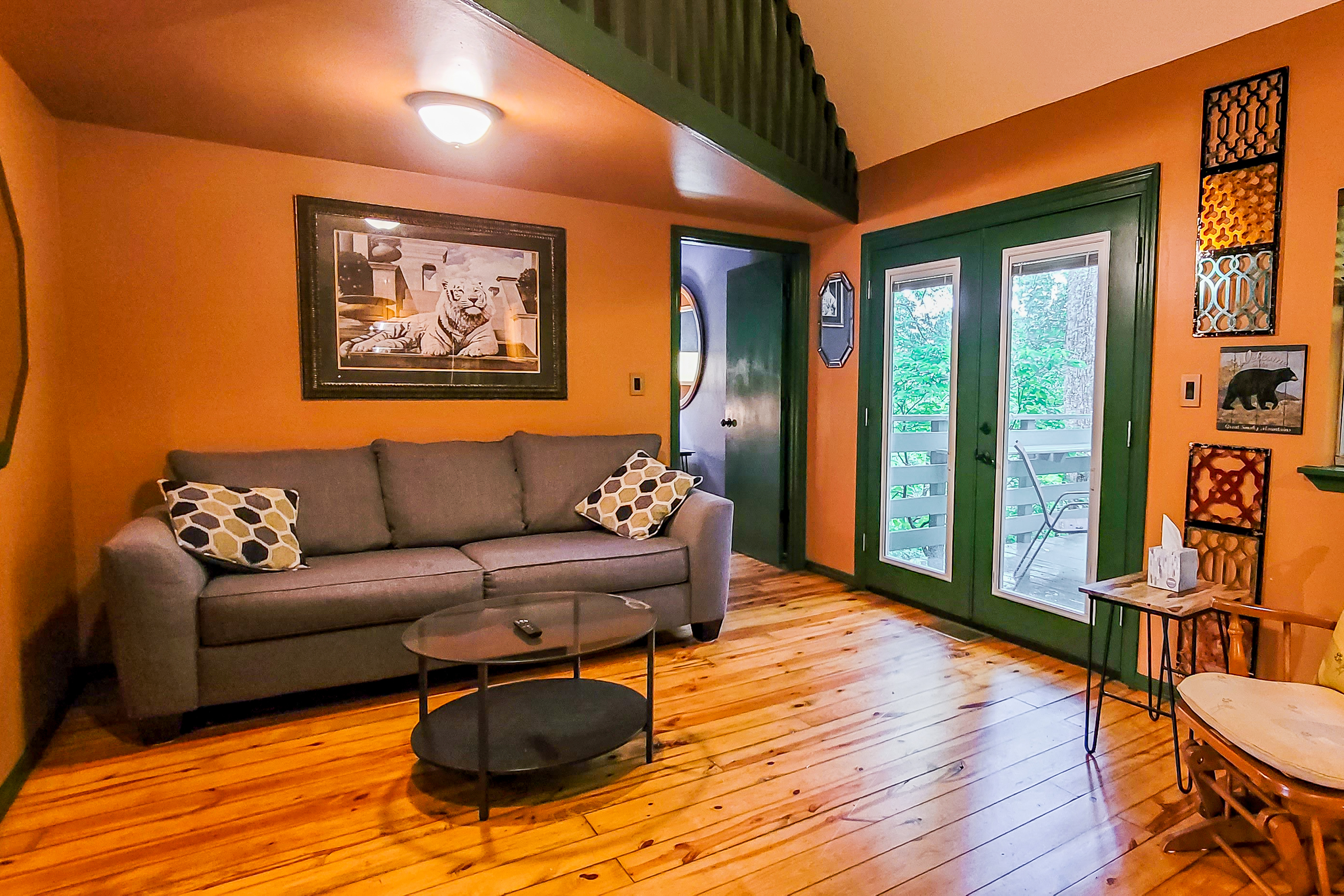 Charming Serene Mtn Hideaway, Sleeps 4・Deck