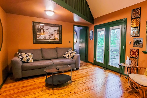 Charming Serene Mtn Hideaway, Sleeps 4・Deck