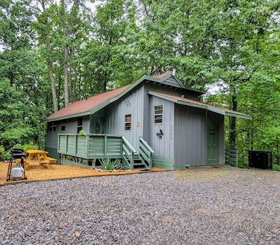 Charming Serene Mtn Hideaway, Sleeps 4・Deck