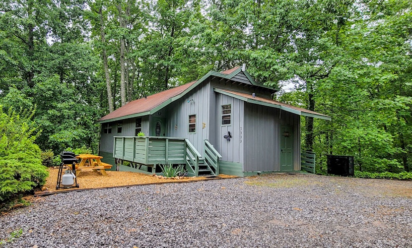 Charming Serene Mtn Hideaway, Sleeps 4・Deck
