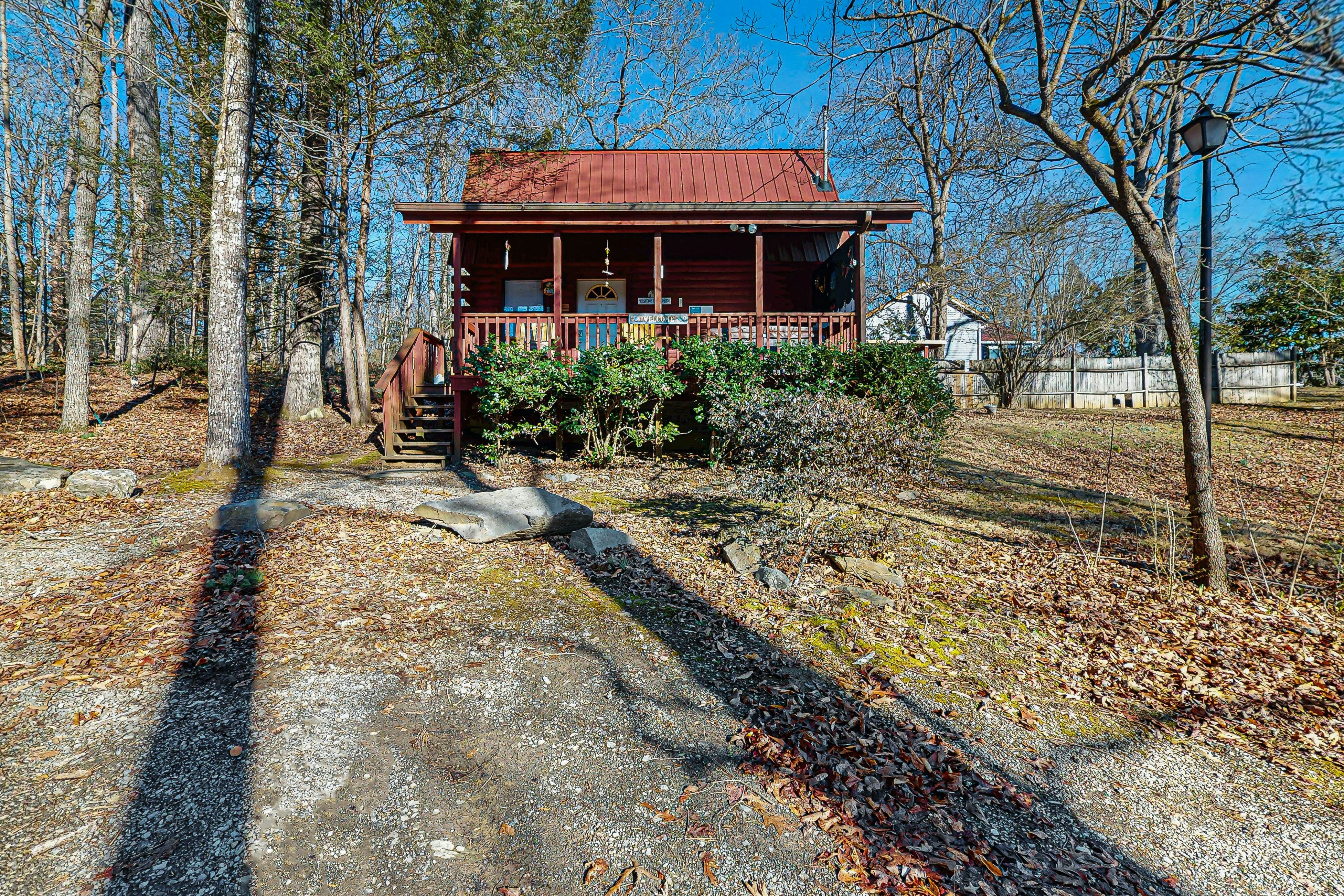 Cozy Cabin w/ Free Attraction TIckets & Private Hot Tub - Get Away From it All