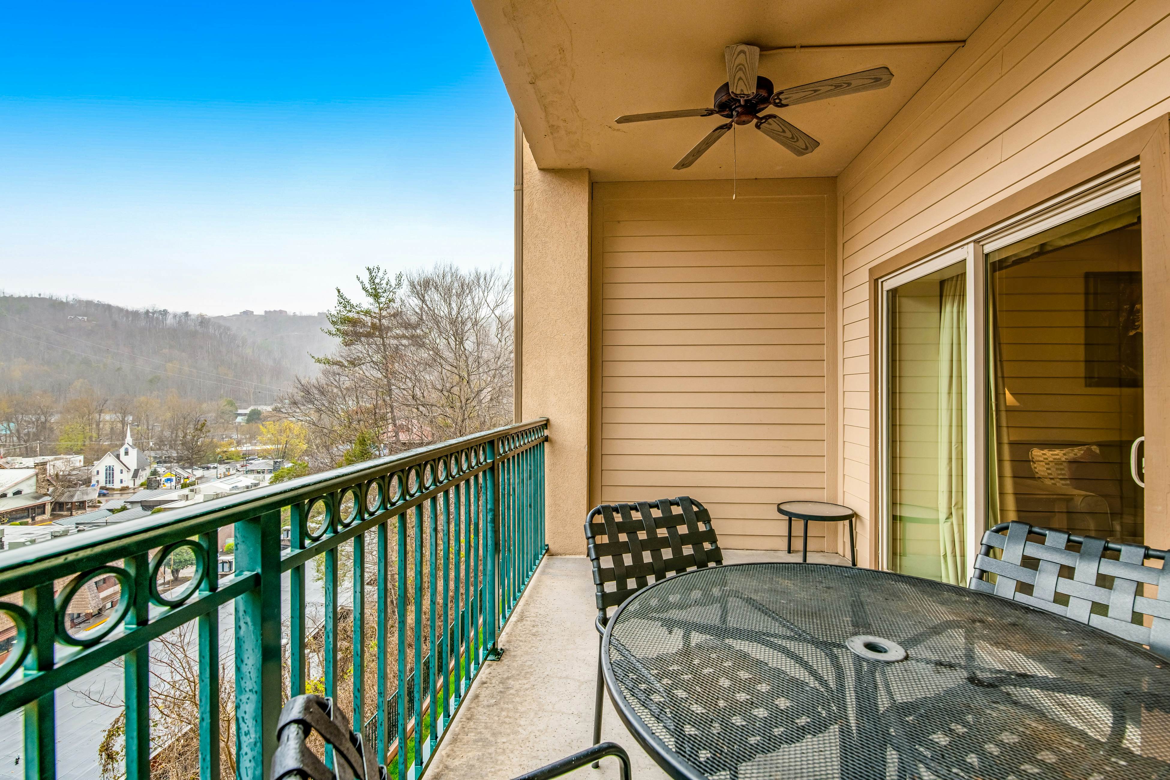 Downtown Summit Manor w/ Mountain Views,Pool, Hot Tub - Free Attraction Tickets