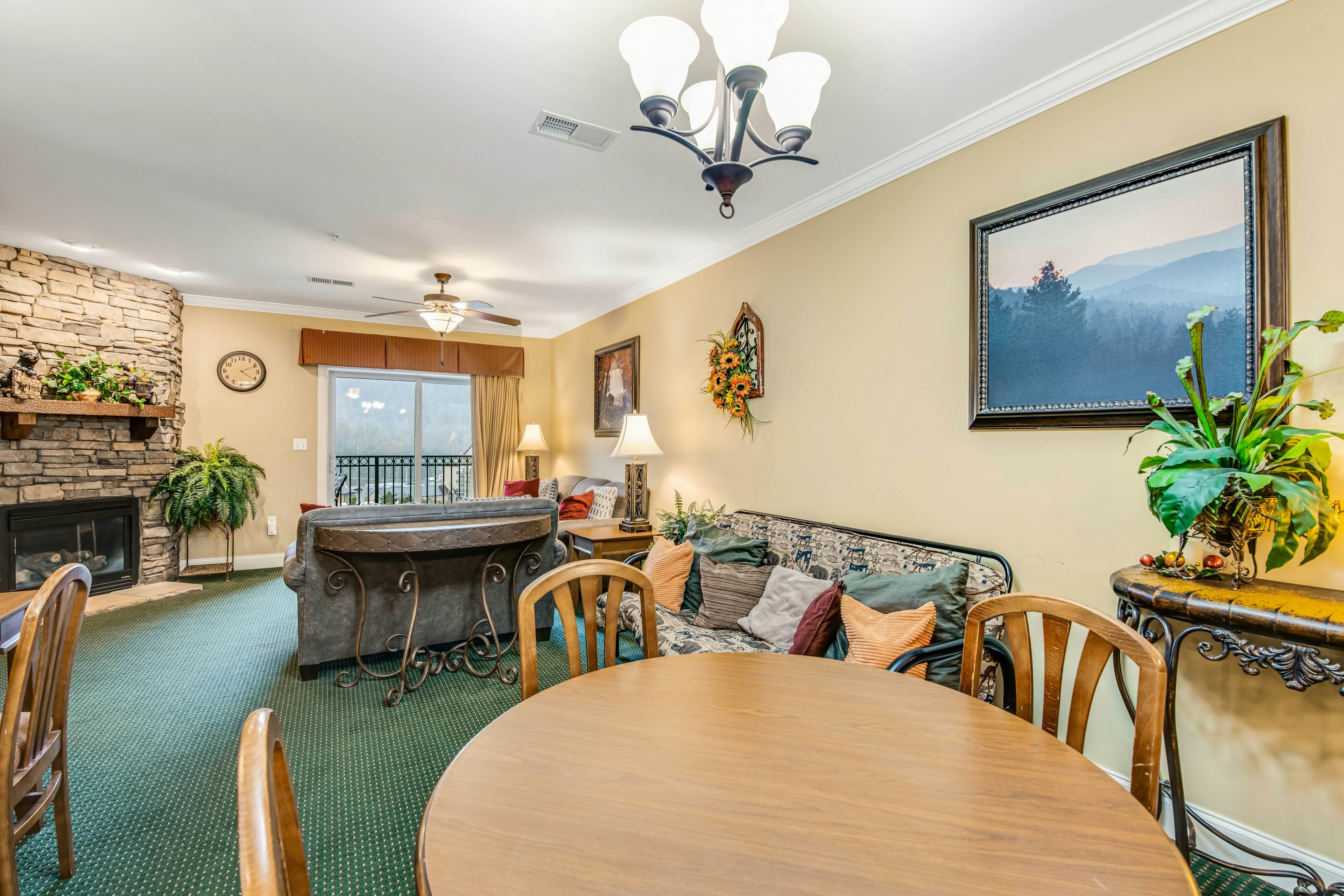 Downtown Summit Manor w/ Mountain Views,Pool, Hot Tub - Free Attraction Tickets