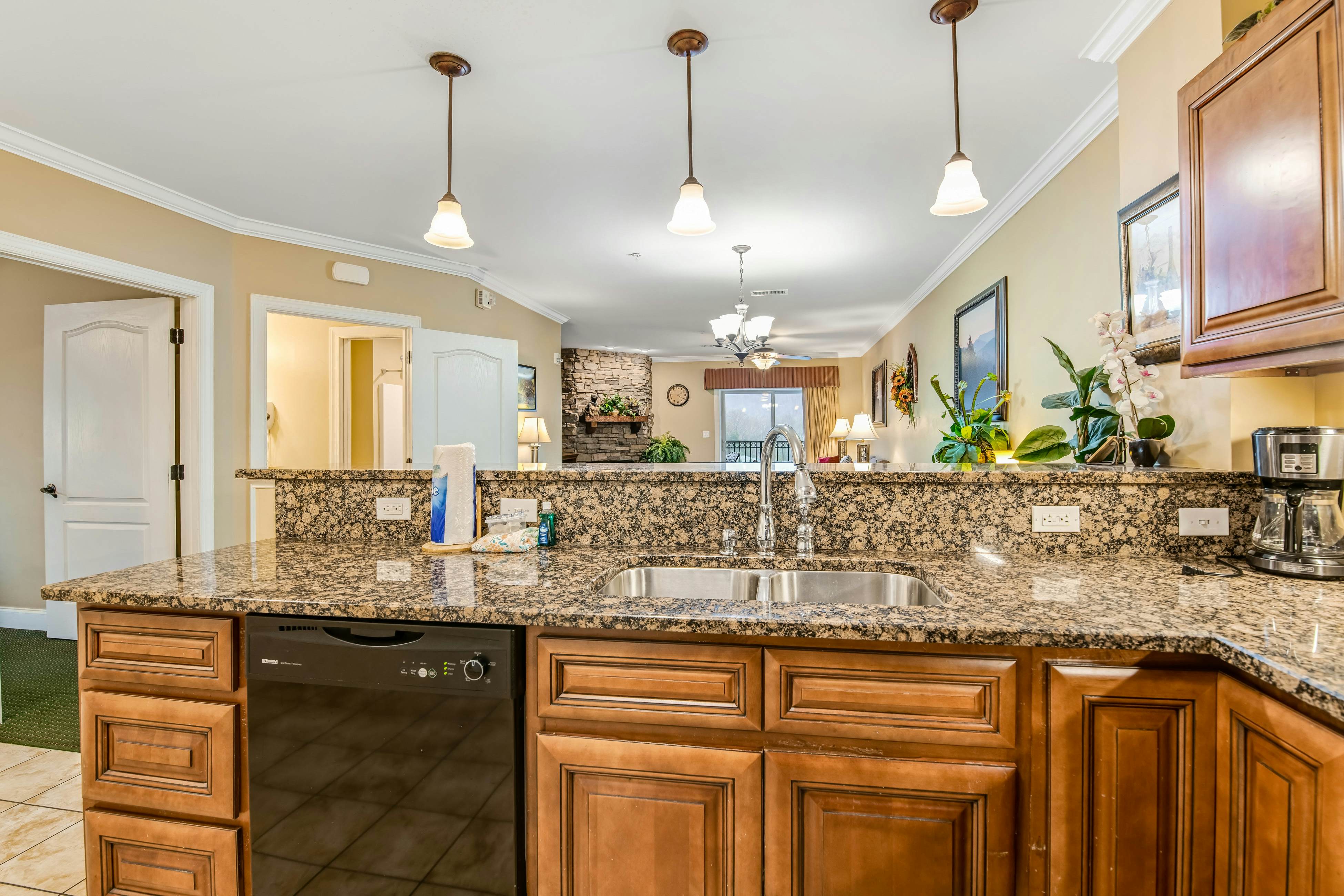 Downtown Summit Manor w/ Mountain Views,Pool, Hot Tub - Free Attraction Tickets