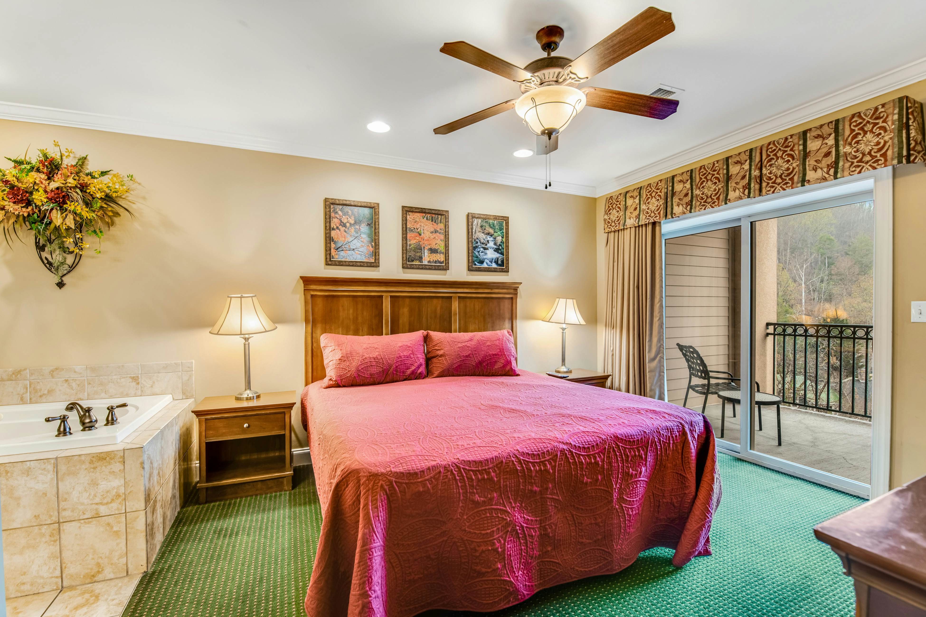 Downtown Summit Manor w/ Mountain Views,Pool, Hot Tub - Free Attraction Tickets