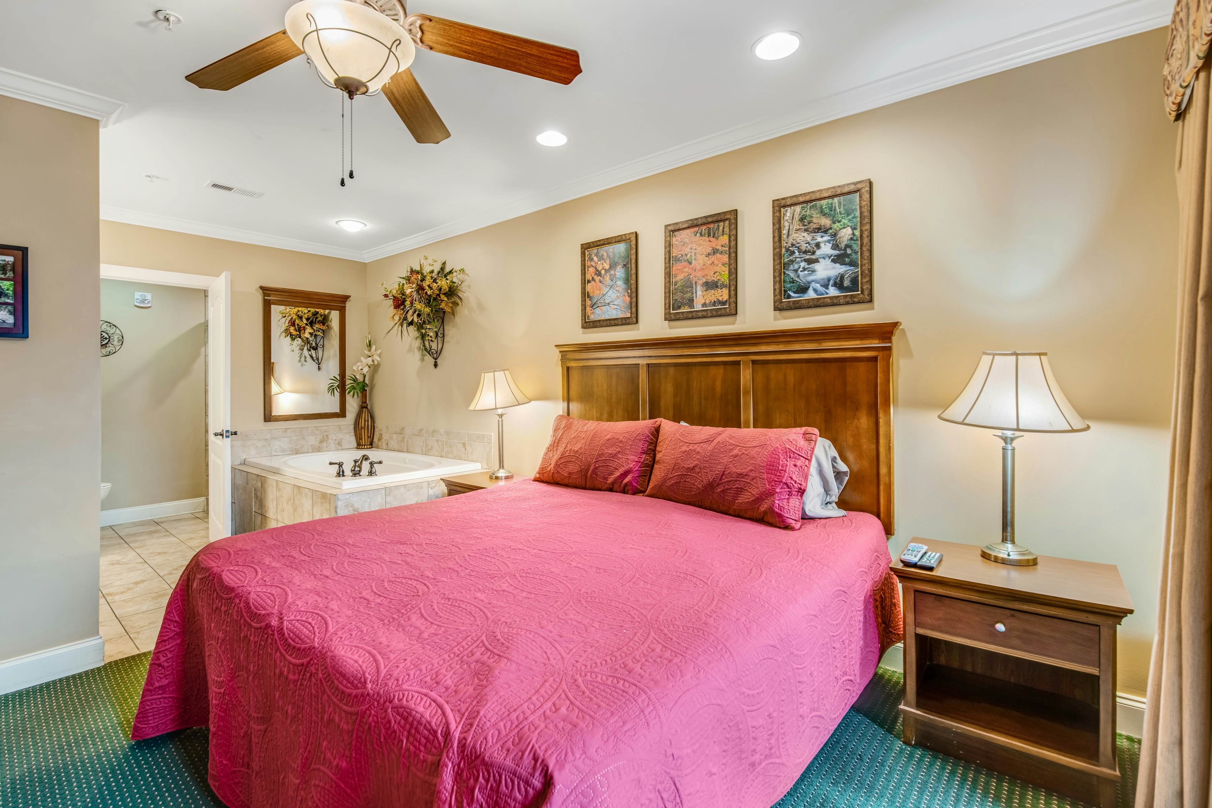 Downtown Summit Manor w/ Mountain Views,Pool, Hot Tub - Free Attraction Tickets