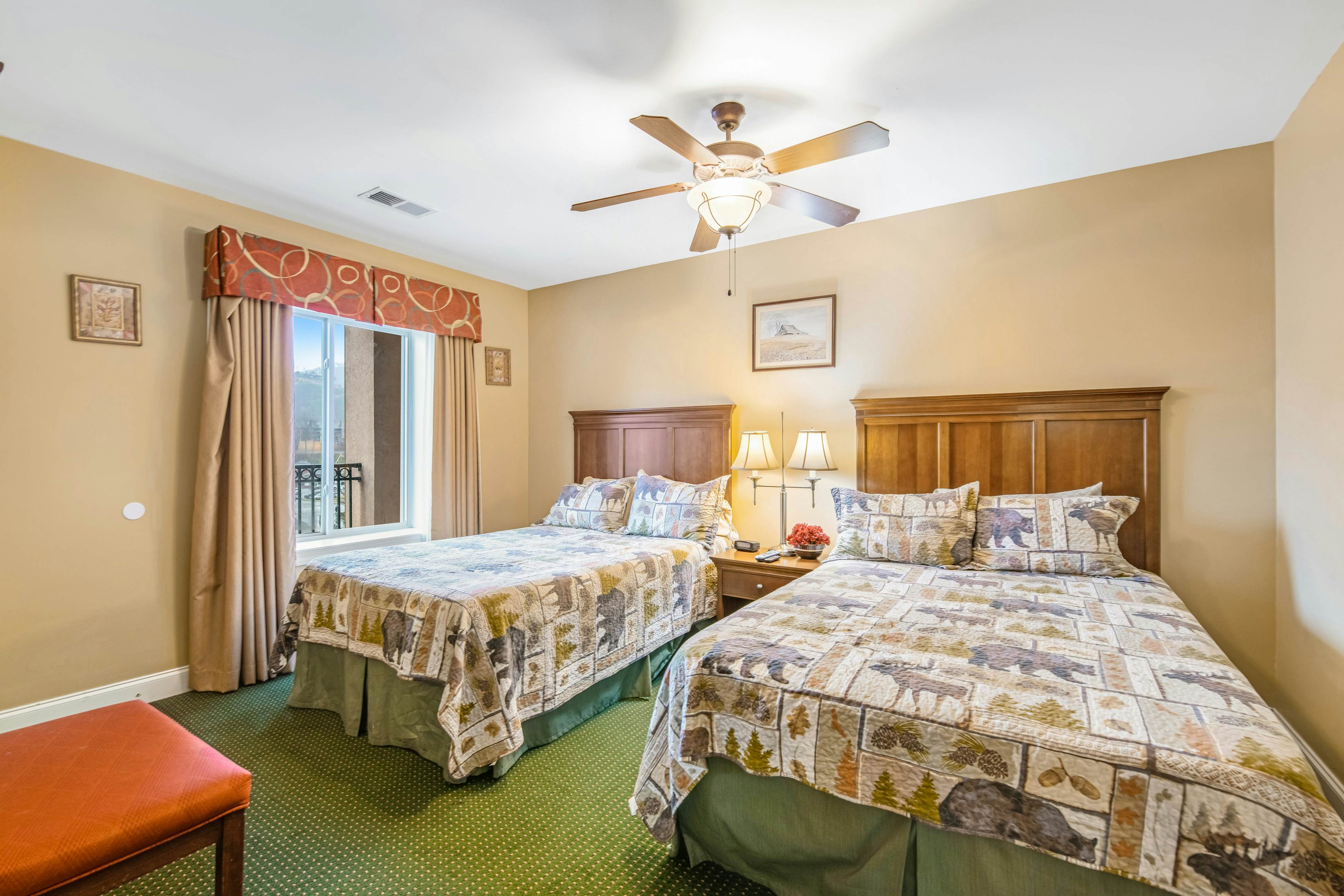 Downtown Summit Manor w/ Mountain Views,Pool, Hot Tub - Free Attraction Tickets