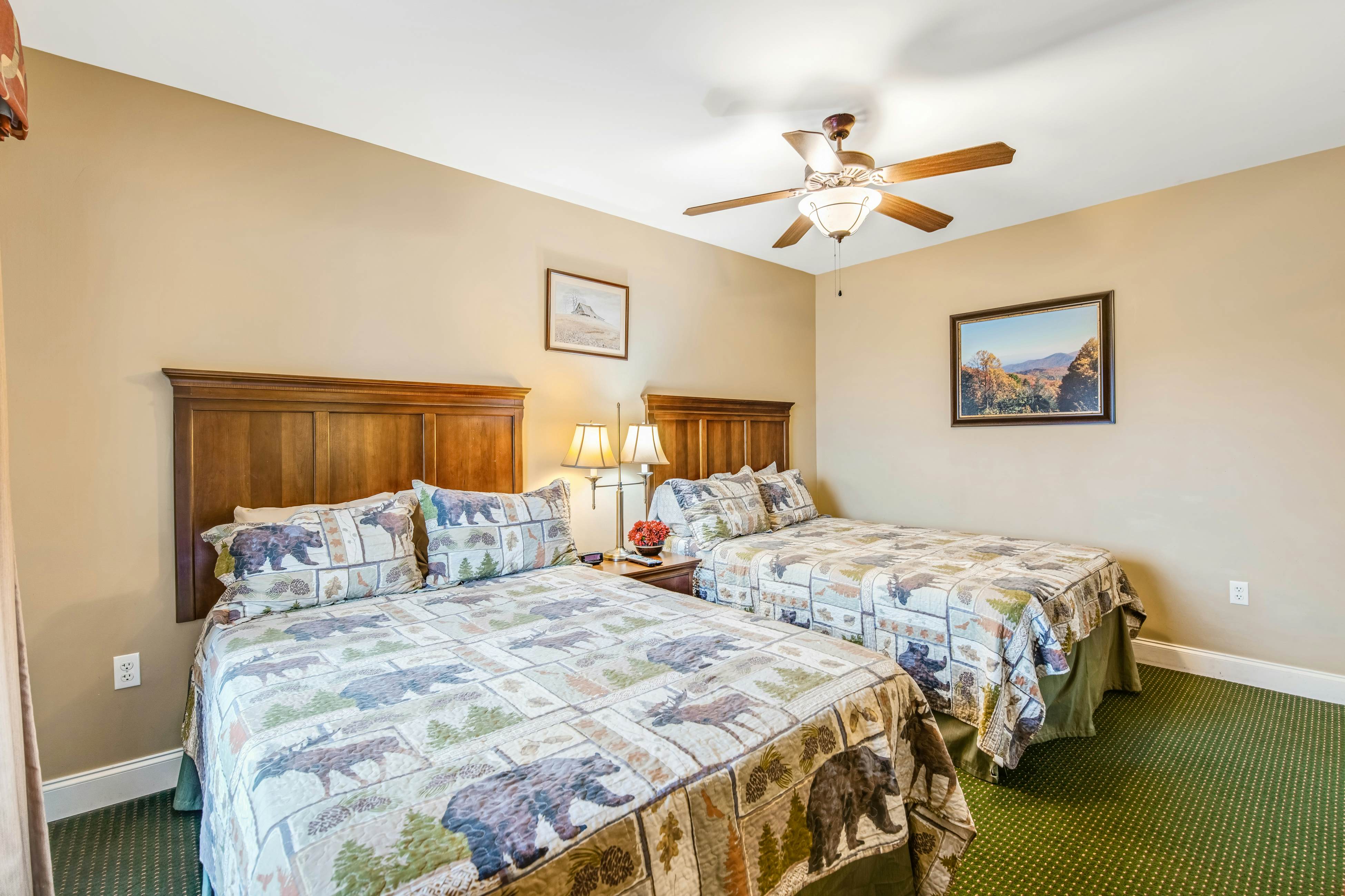 Downtown Summit Manor w/ Mountain Views,Pool, Hot Tub - Free Attraction Tickets
