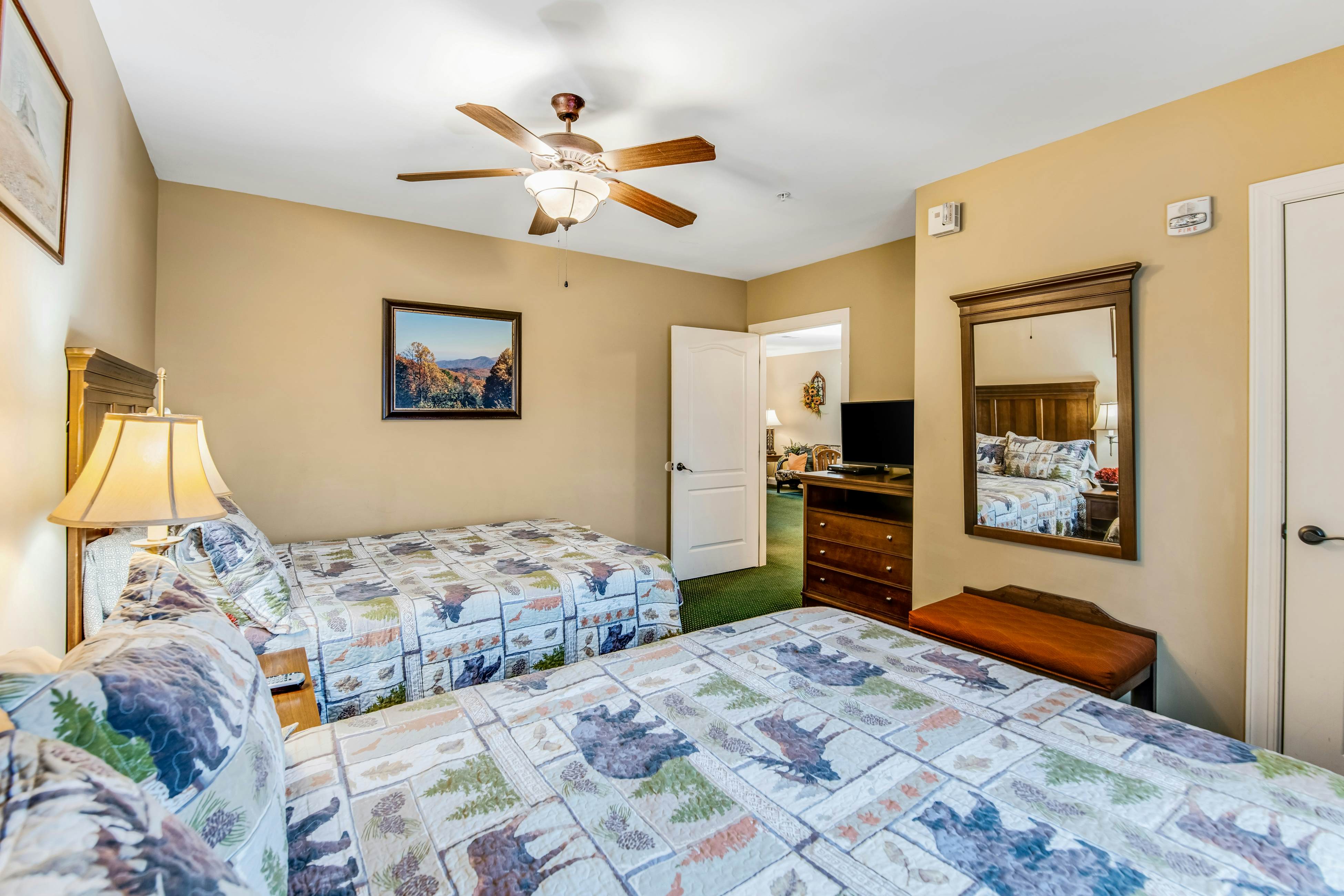 Downtown Summit Manor w/ Mountain Views,Pool, Hot Tub - Free Attraction Tickets