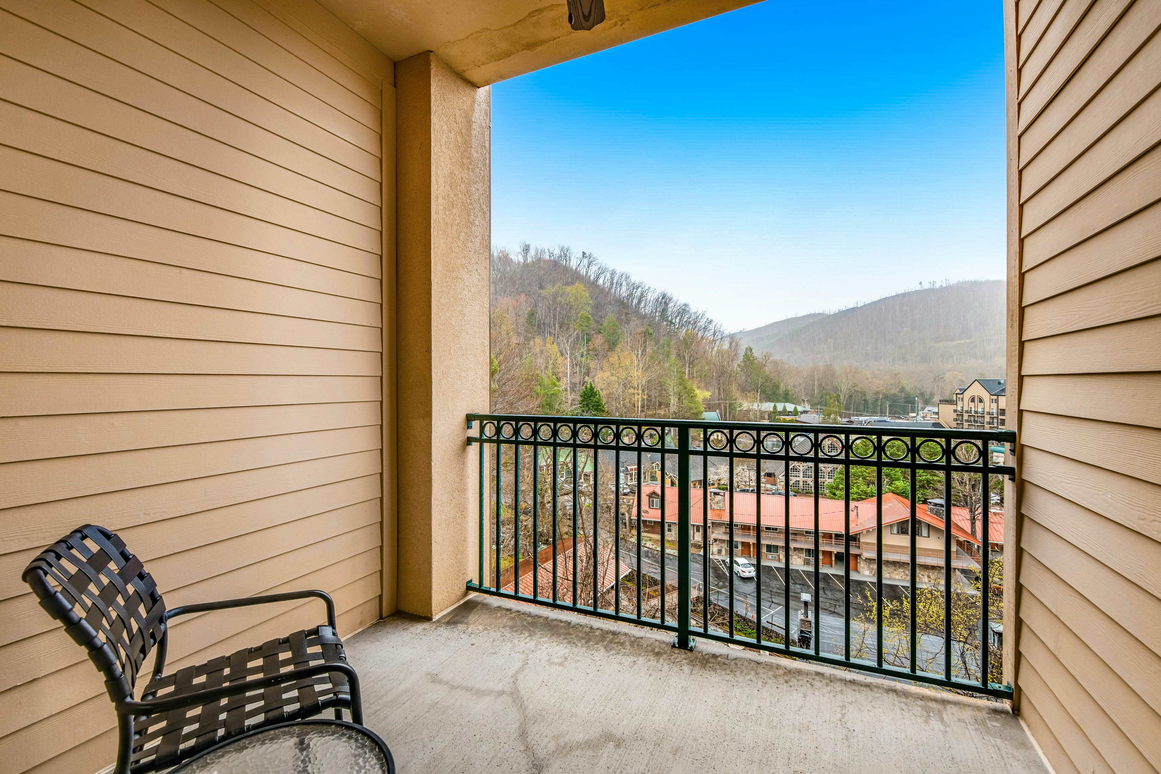 Downtown Summit Manor w/ Mountain Views,Pool, Hot Tub - Free Attraction Tickets