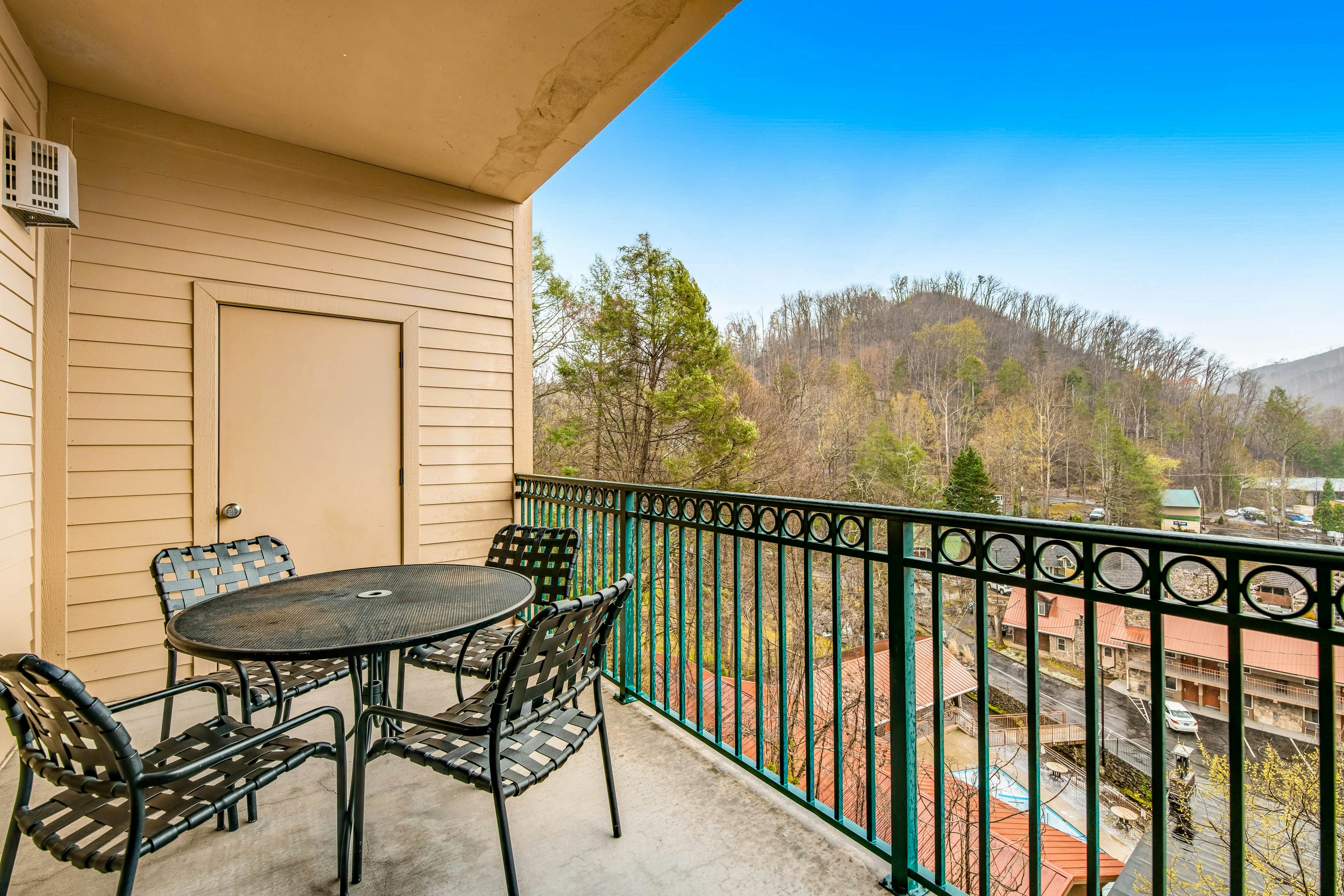 Downtown Summit Manor w/ Mountain Views,Pool, Hot Tub - Free Attraction Tickets