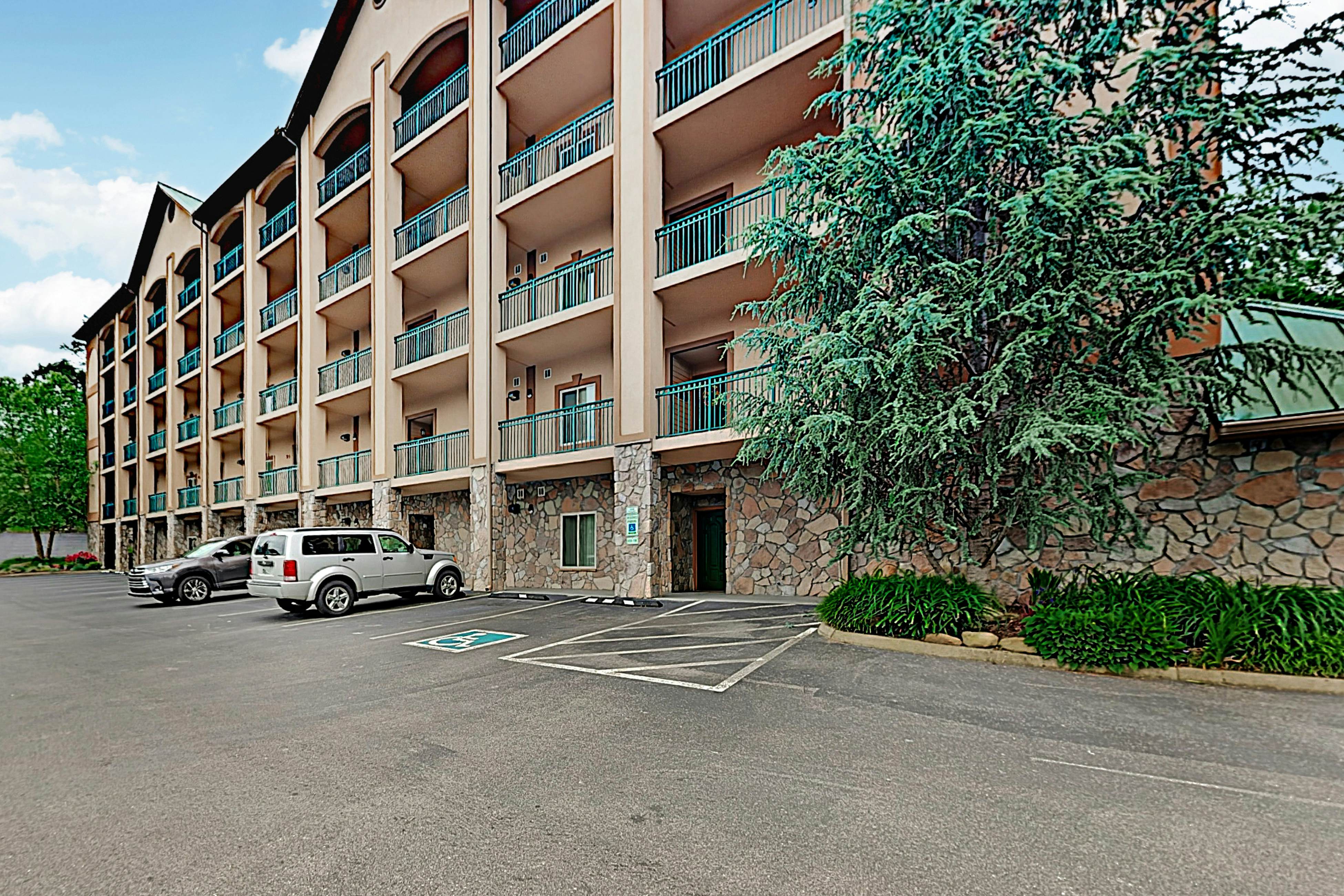 Downtown Summit Manor w/ Mountain Views,Pool, Hot Tub - Free Attraction Tickets