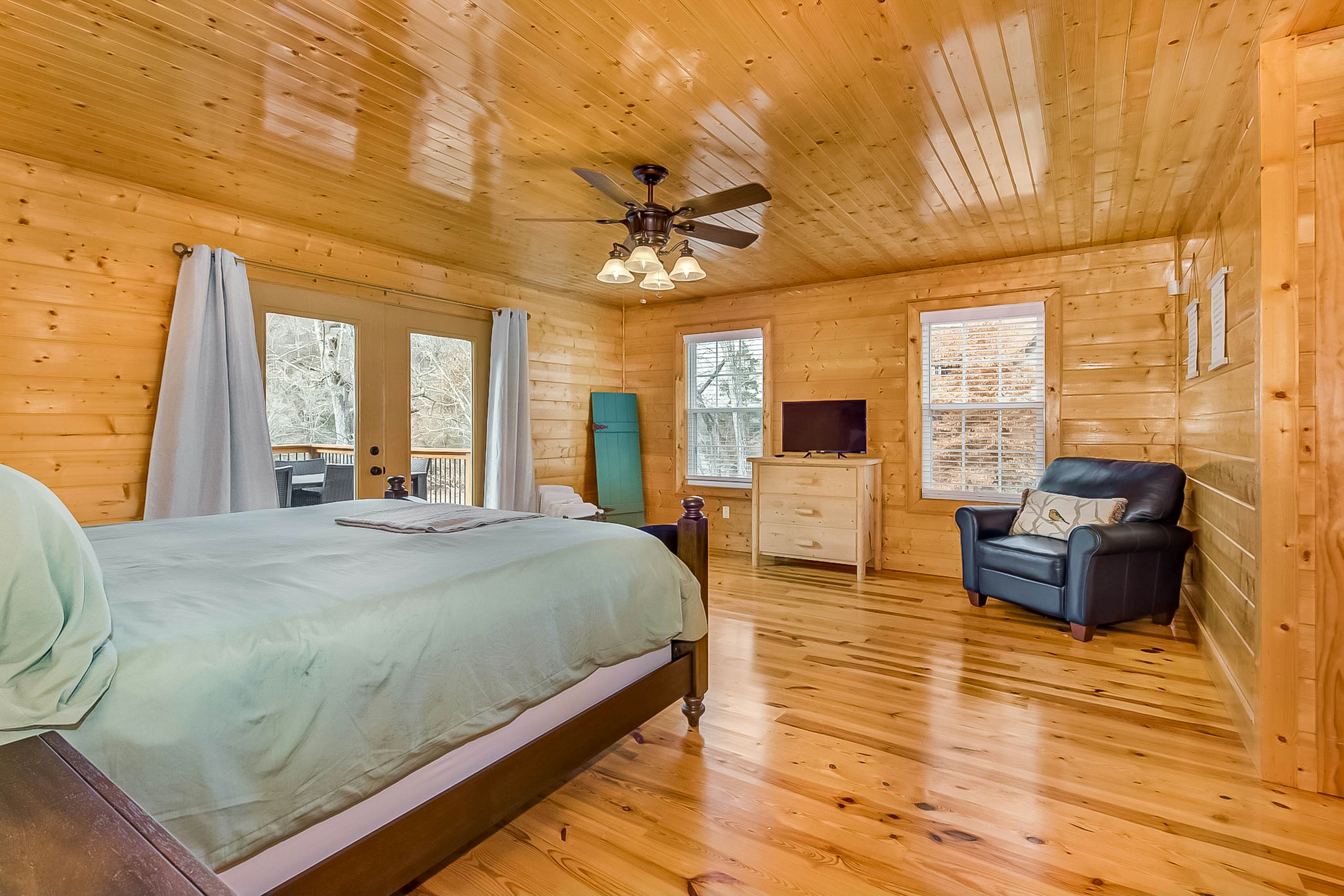 Waterfront Retreat, Sleeps 14・Theater・Games・Grill