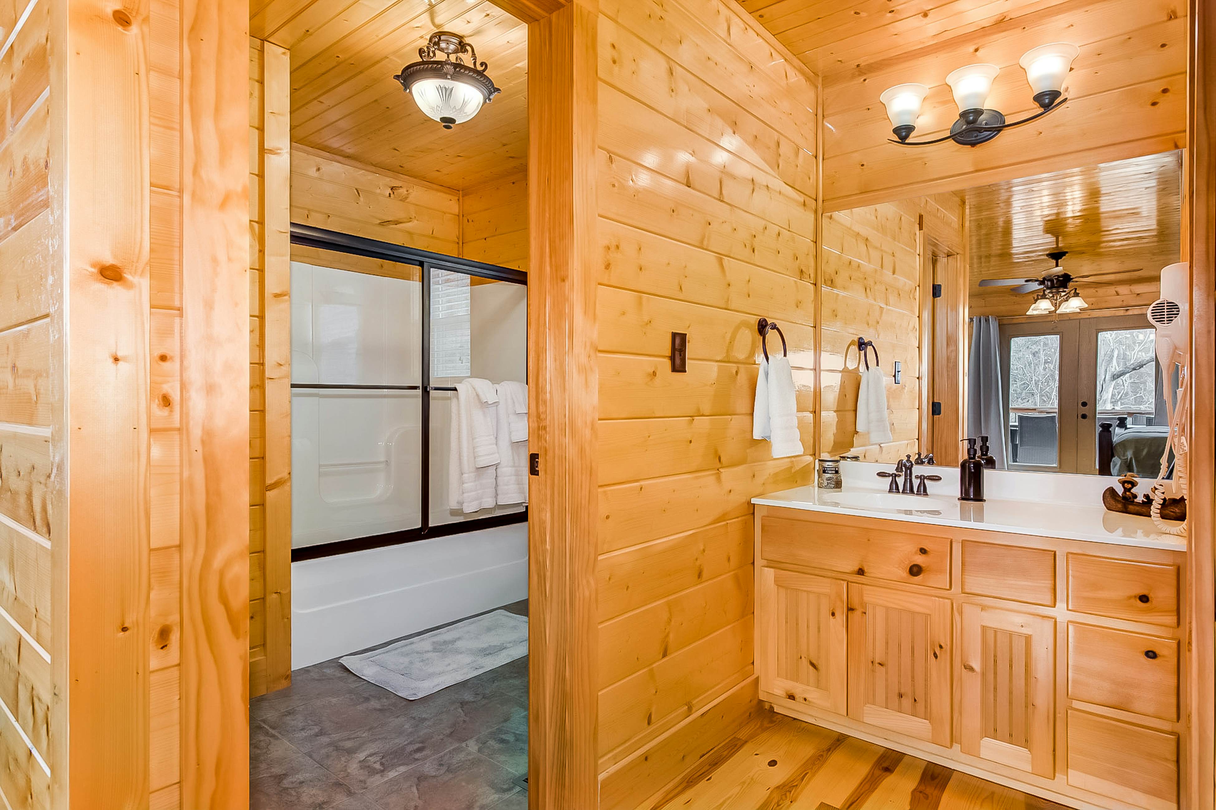 Waterfront Retreat, Sleeps 14・Theater・Games・Grill