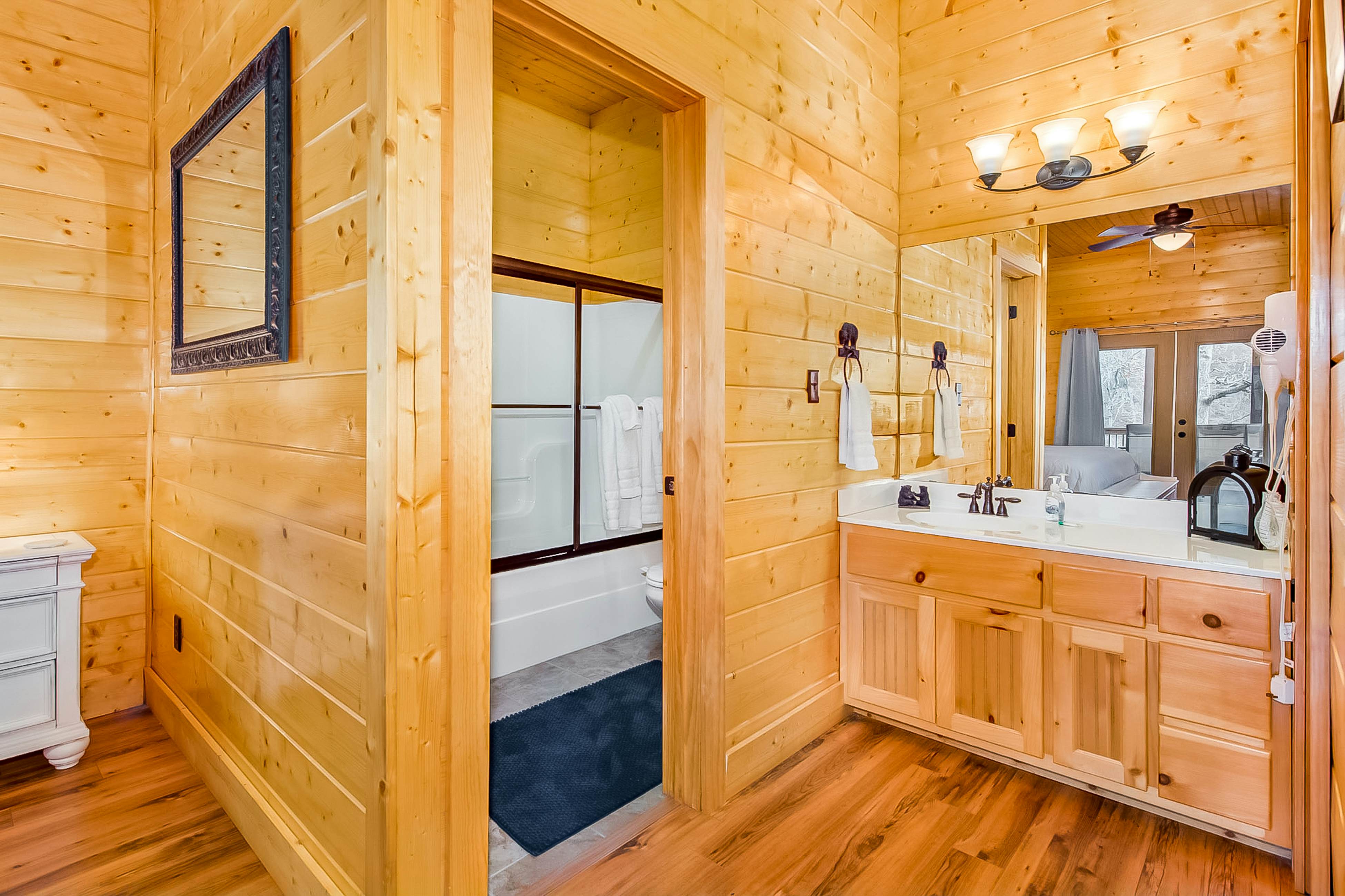 Waterfront Retreat, Sleeps 14・Theater・Games・Grill