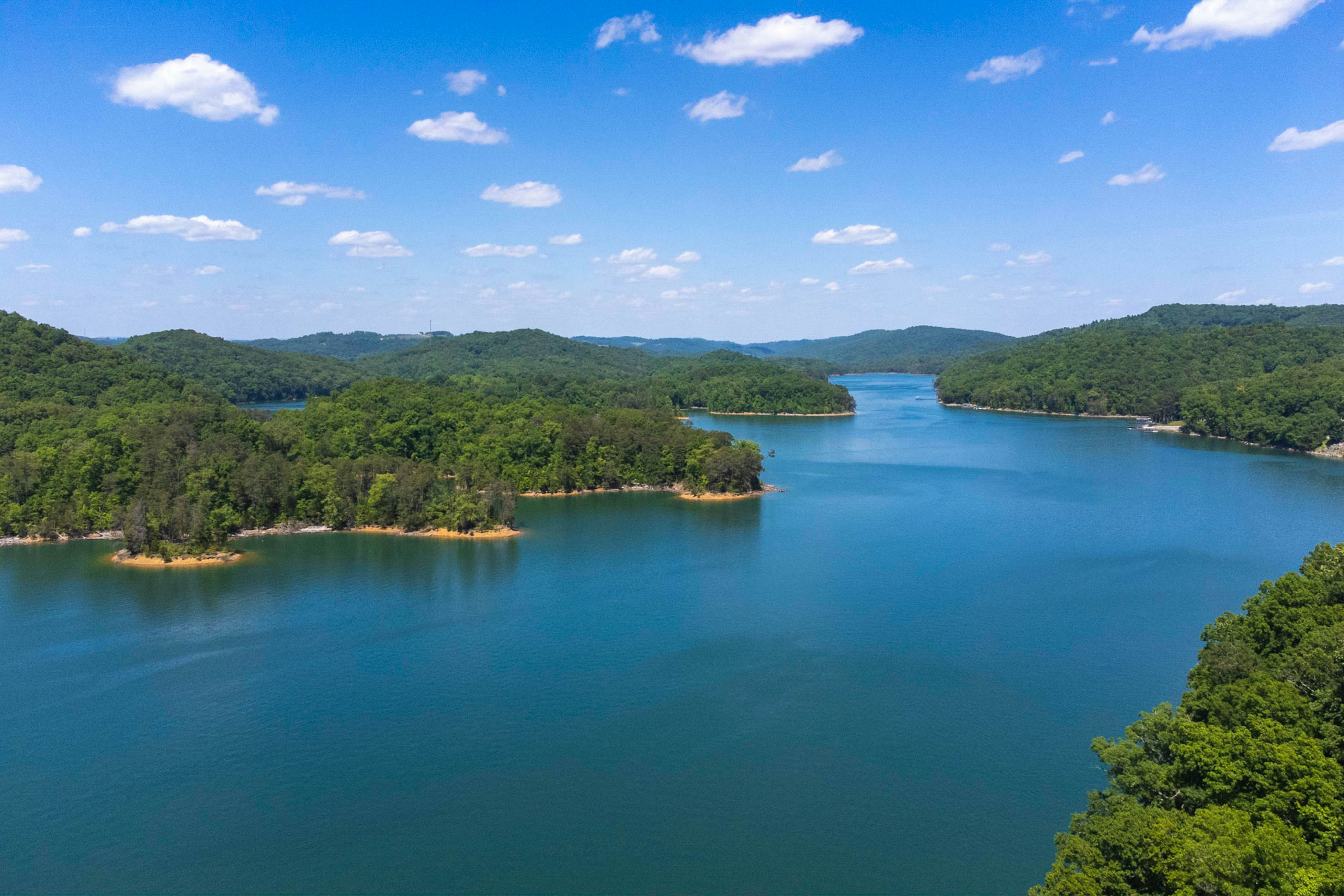 Waterfront Retreat, Sleeps 14・Theater・Games・Grill