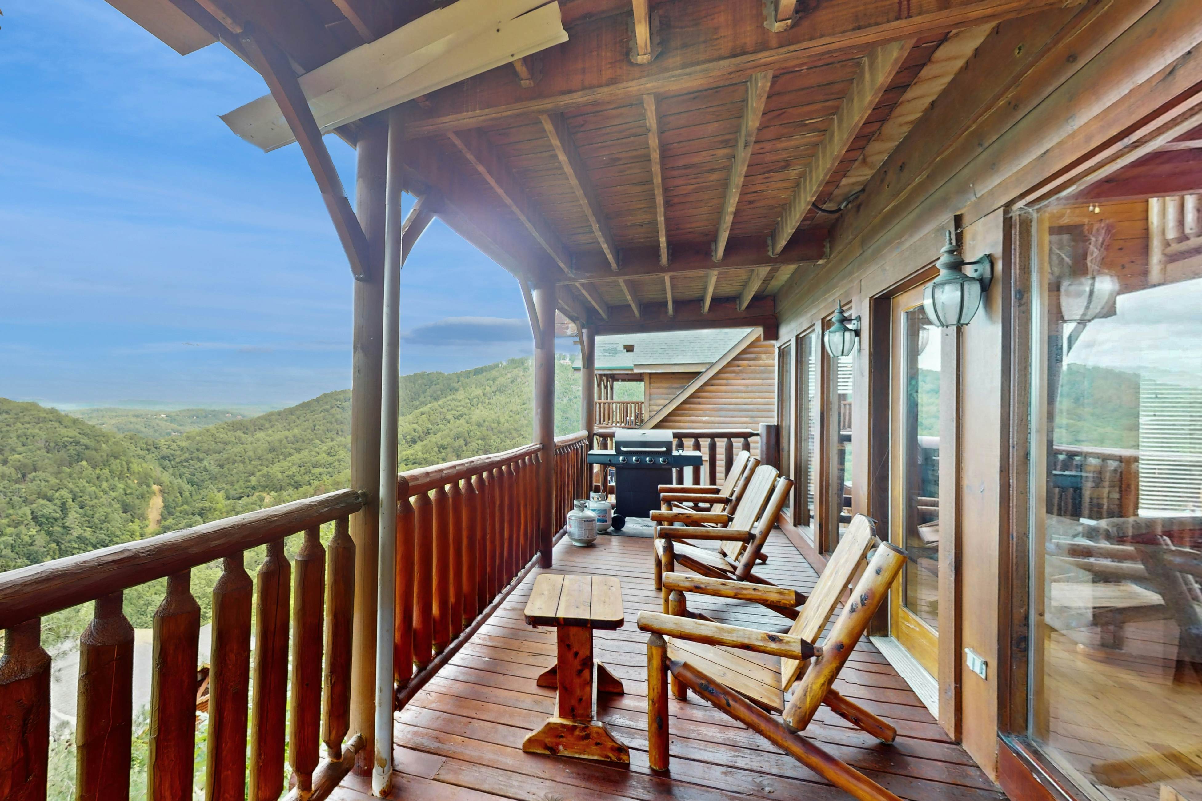 Resort cabin w/ Free Attraction Tickets,  Hot Tub & home theater