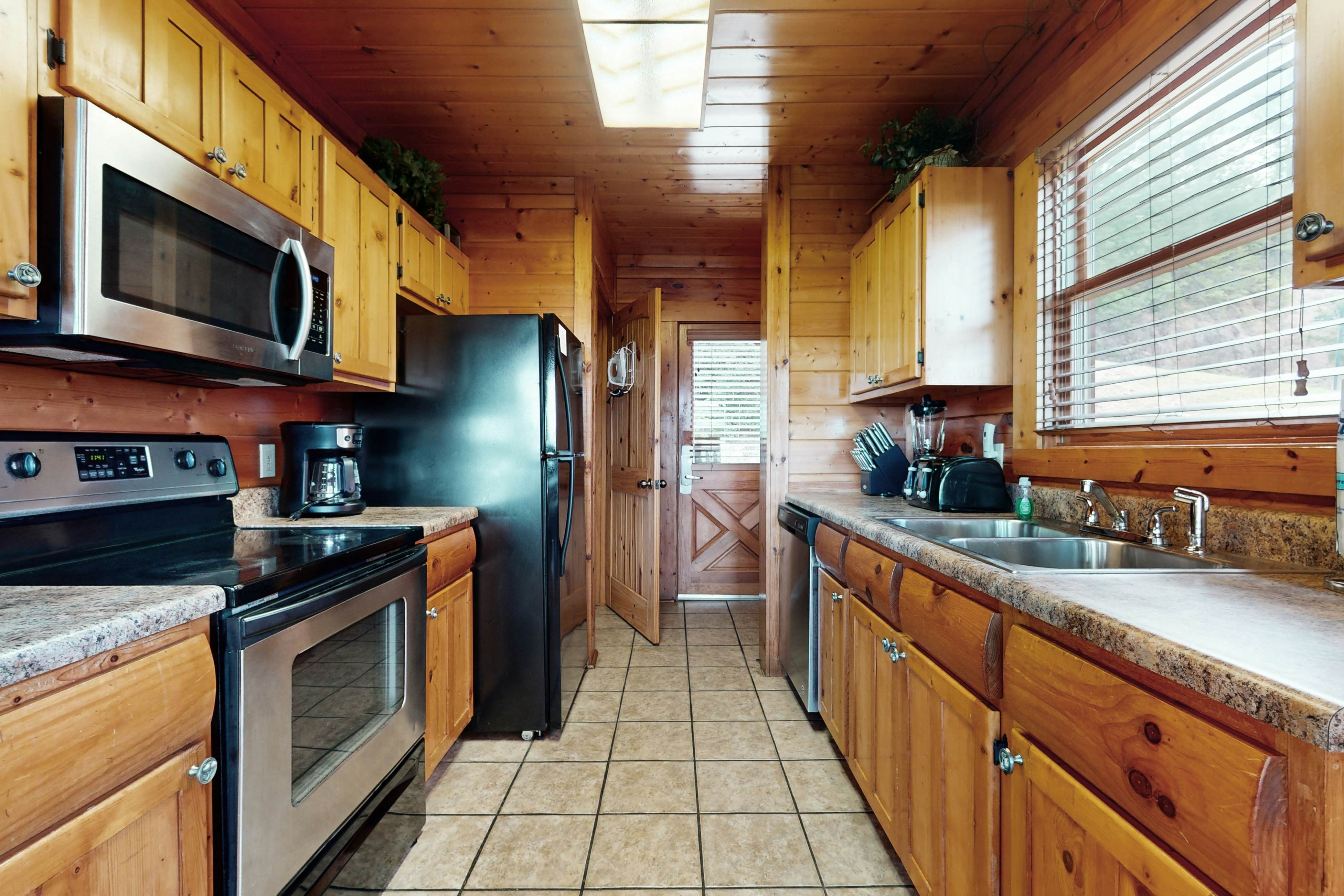 Resort cabin w/ Free Attraction Tickets,  Hot Tub & home theater