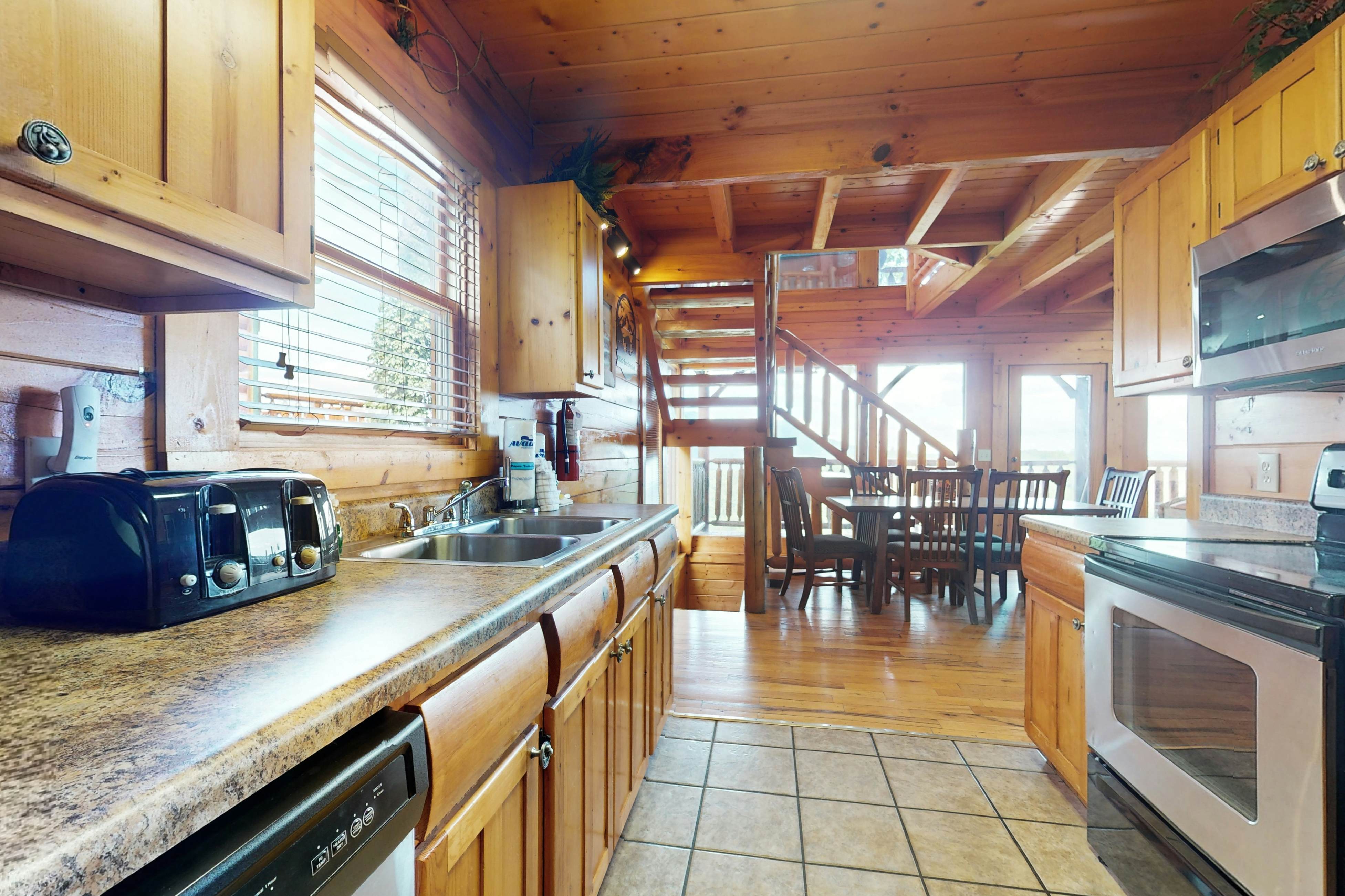 Resort cabin w/ Free Attraction Tickets,  Hot Tub & home theater